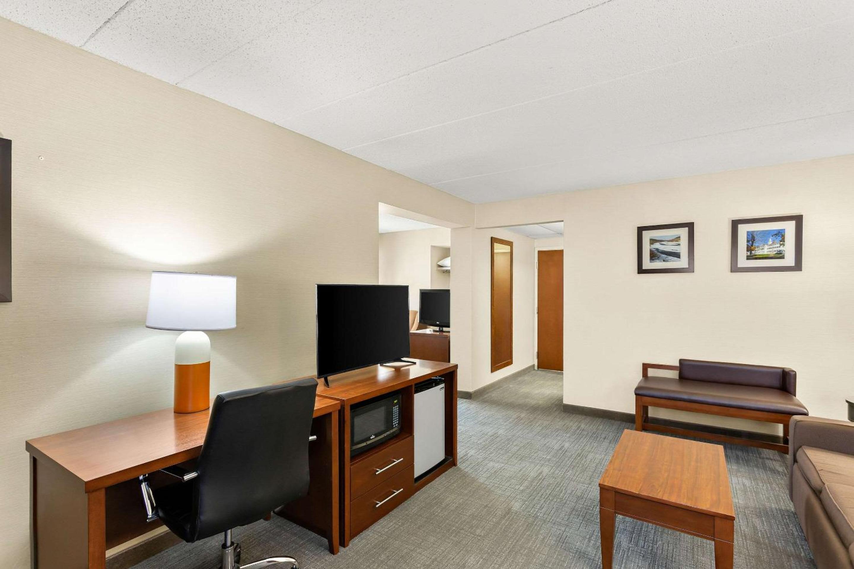 Queen Suite - Non-Smoking - Photo 2