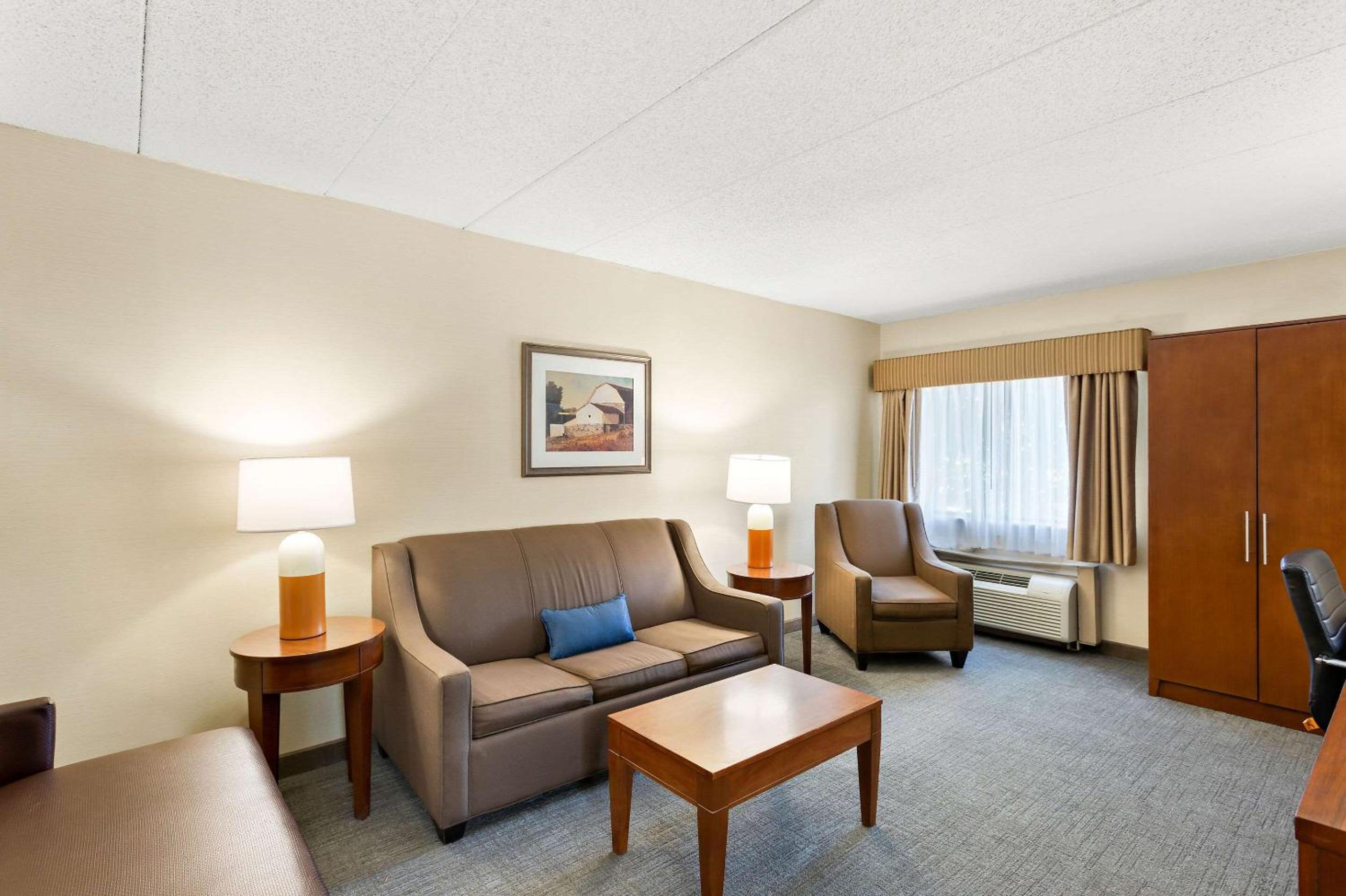 Queen Suite - Non-Smoking - Photo 3