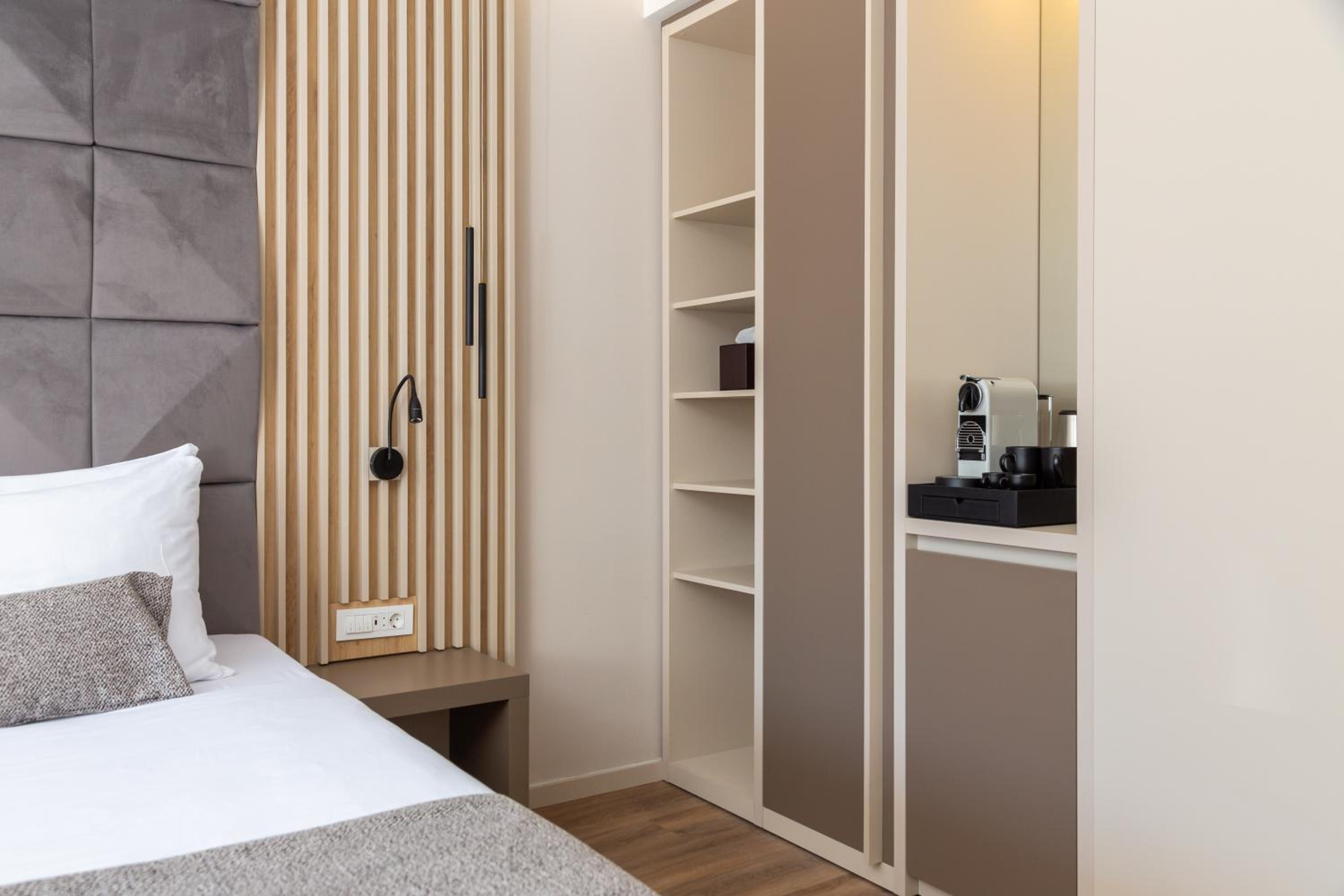 Classic Room with Balcony - Photo 12