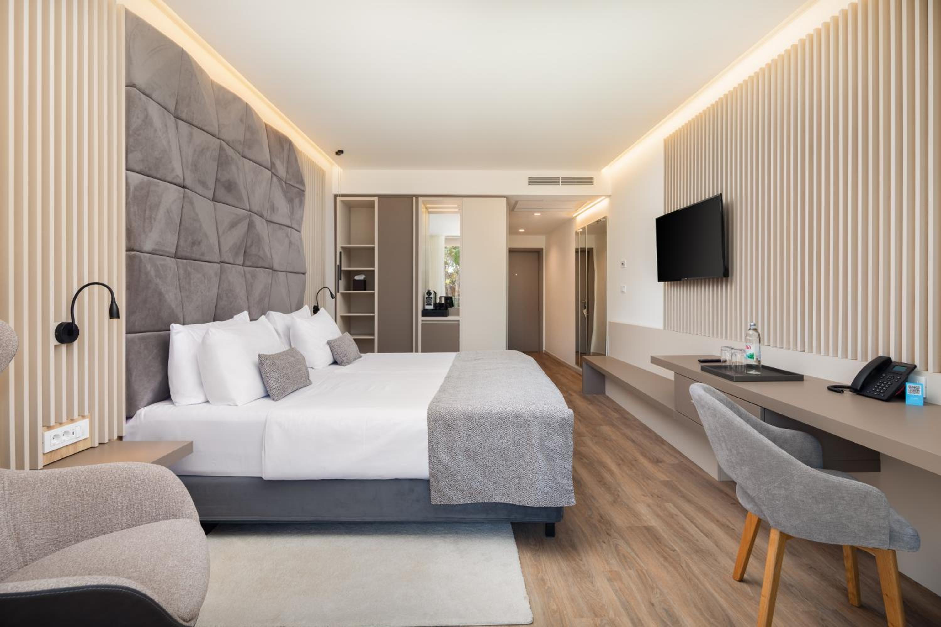 Classic Room with Balcony - Photo 9