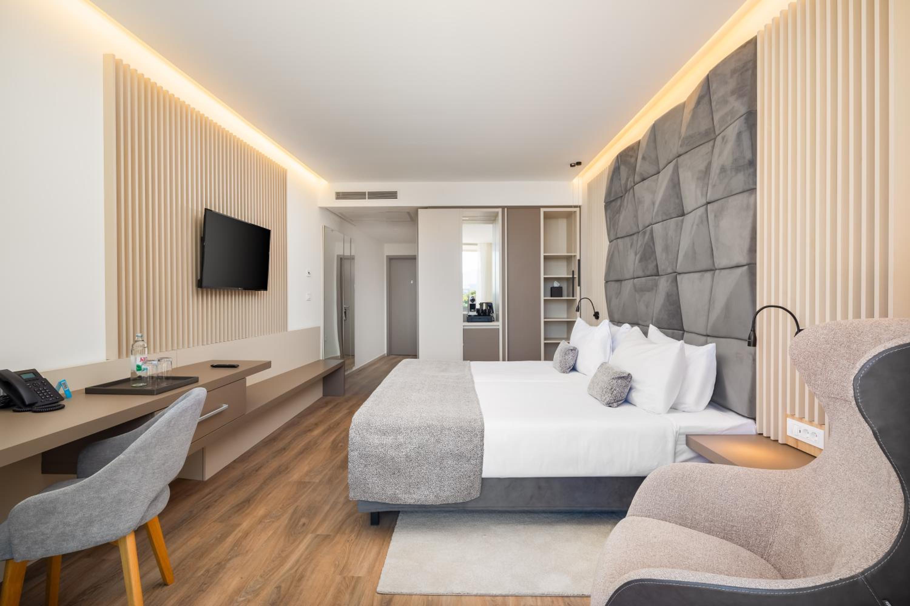 Classic Room with Balcony - Photo 13