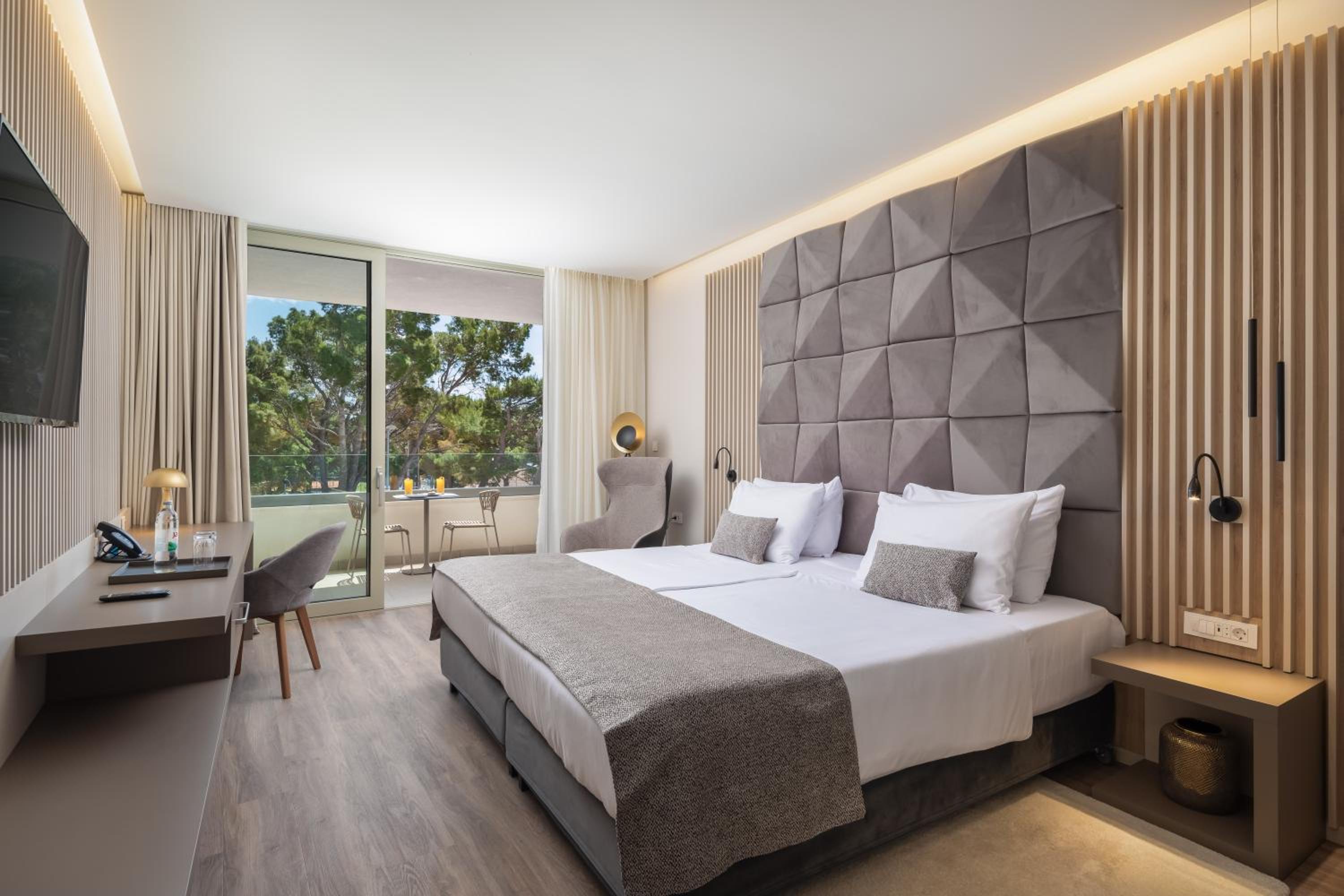 Classic Room with Balcony - Photo 1