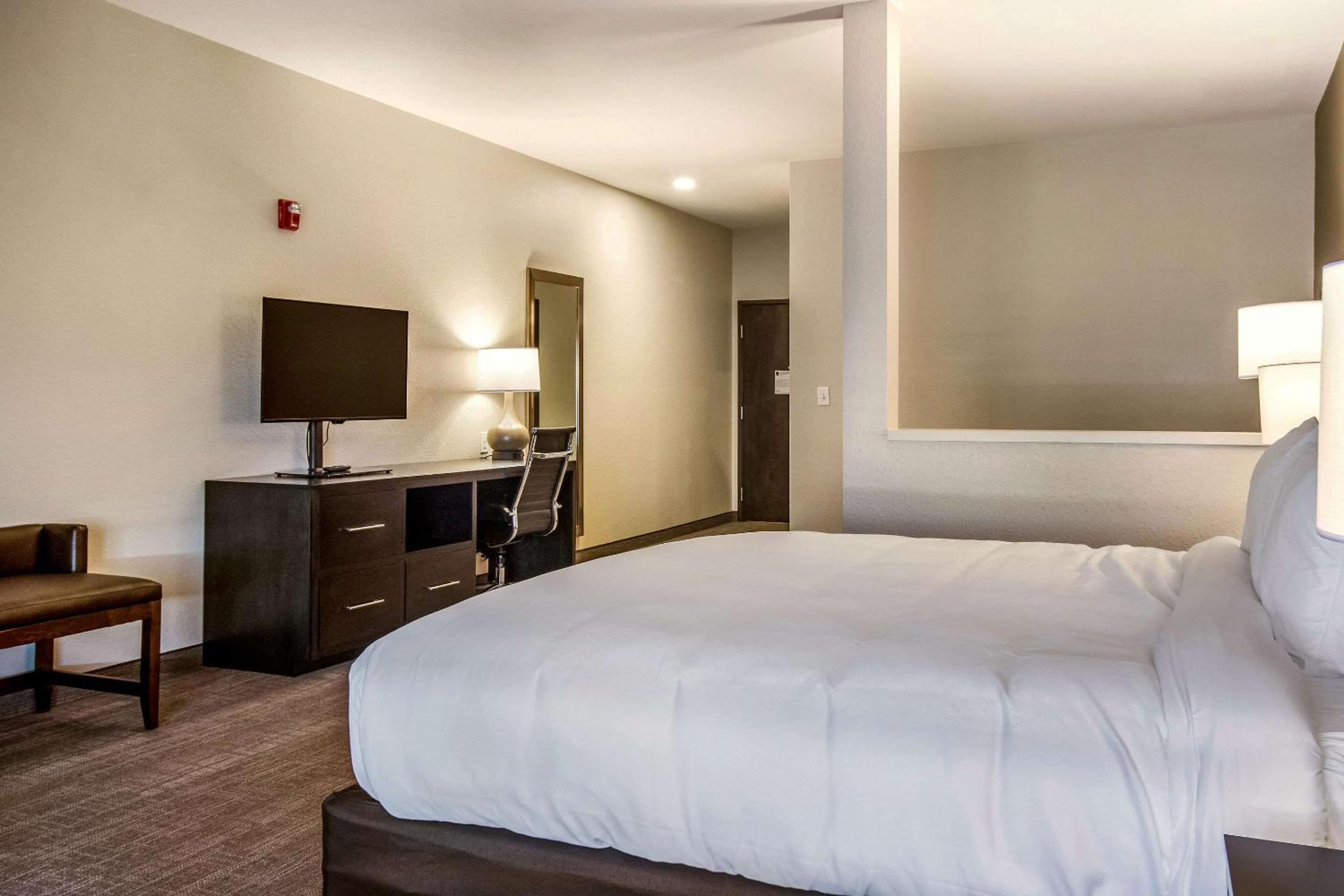 King Suite - Accessible/Non-Smoking photo 1