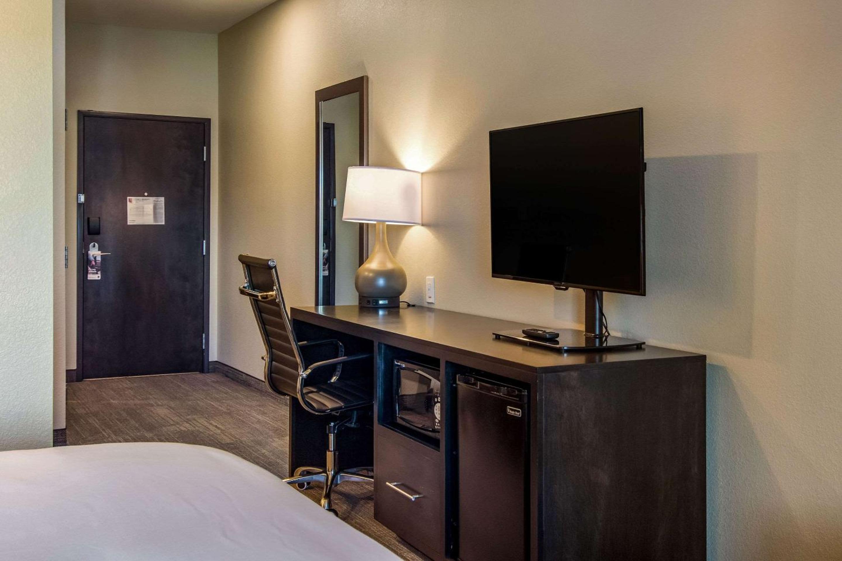 Suite with Two Queen Beds - Accessible/Non-Smoking photo 3