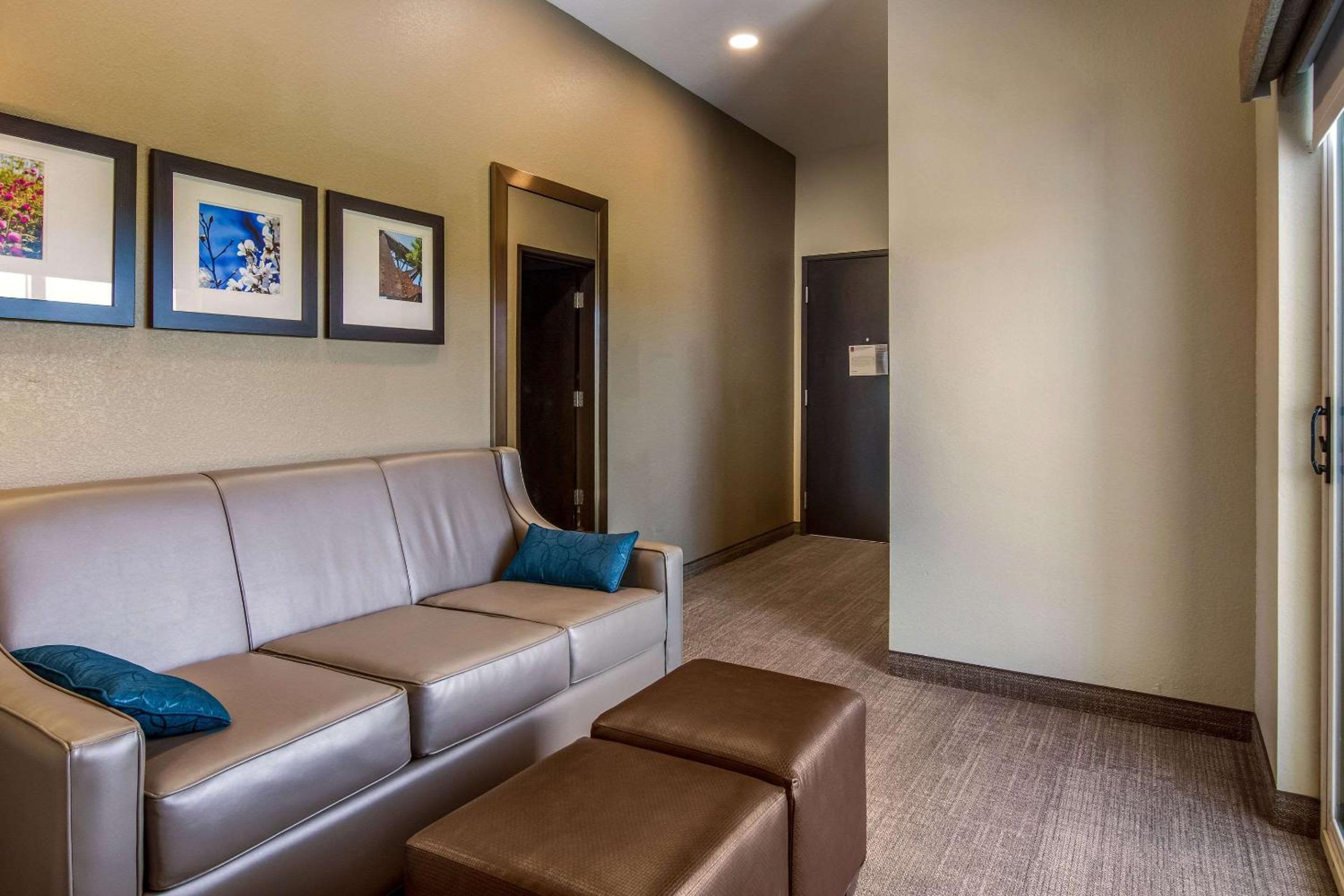 King Suite with Balcony - Non-Smoking photo 2