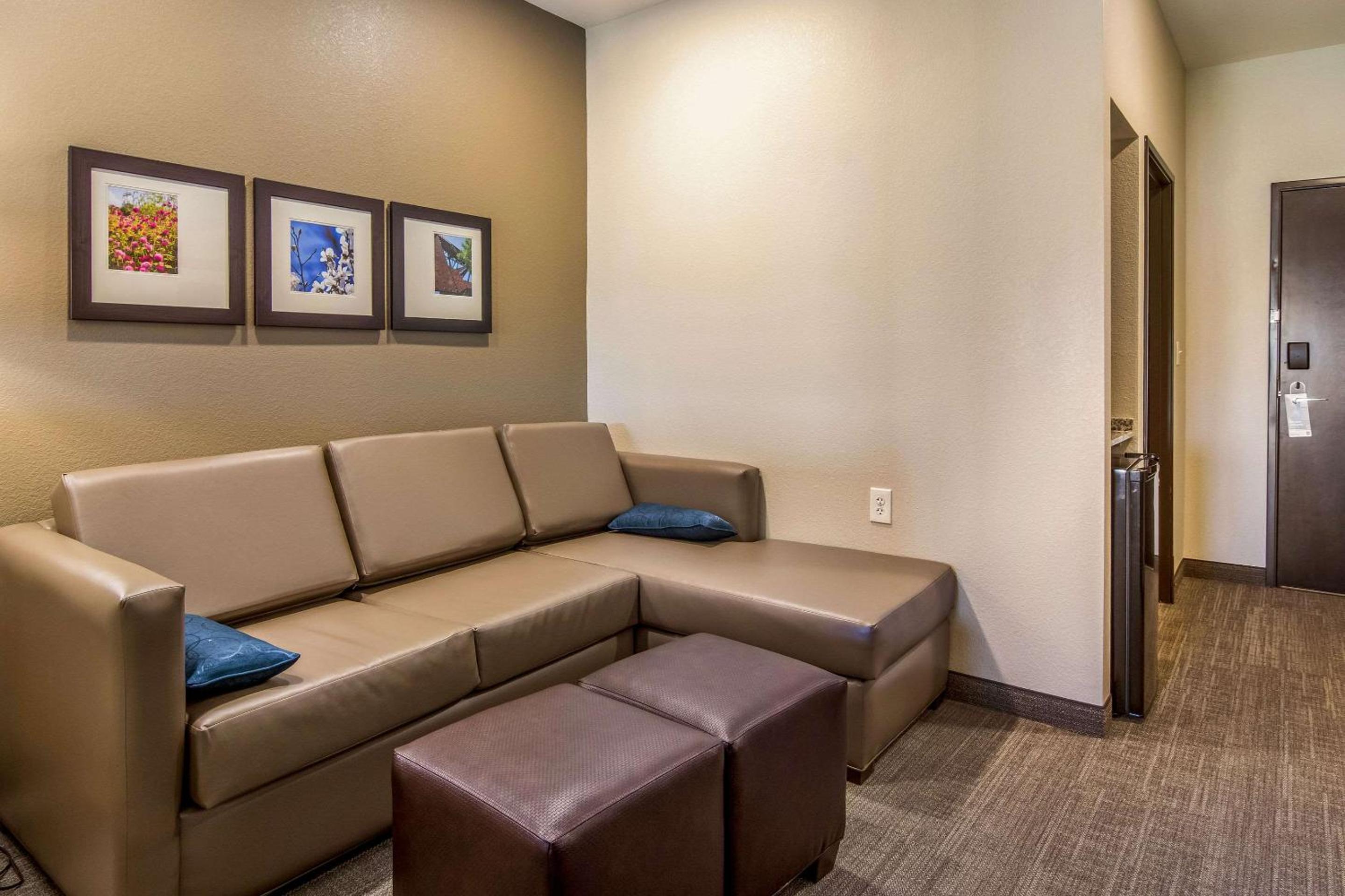 Queen Suite with Two Queen Beds - Non-Smoking photo 3
