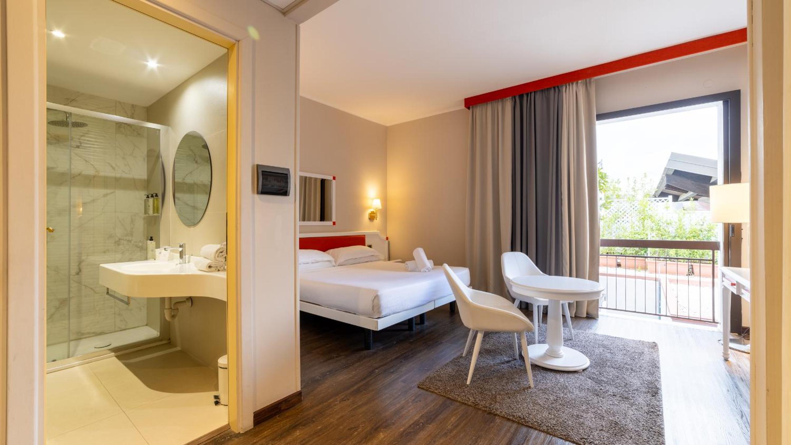 Premium Double Room with Spa Access - Photo 11
