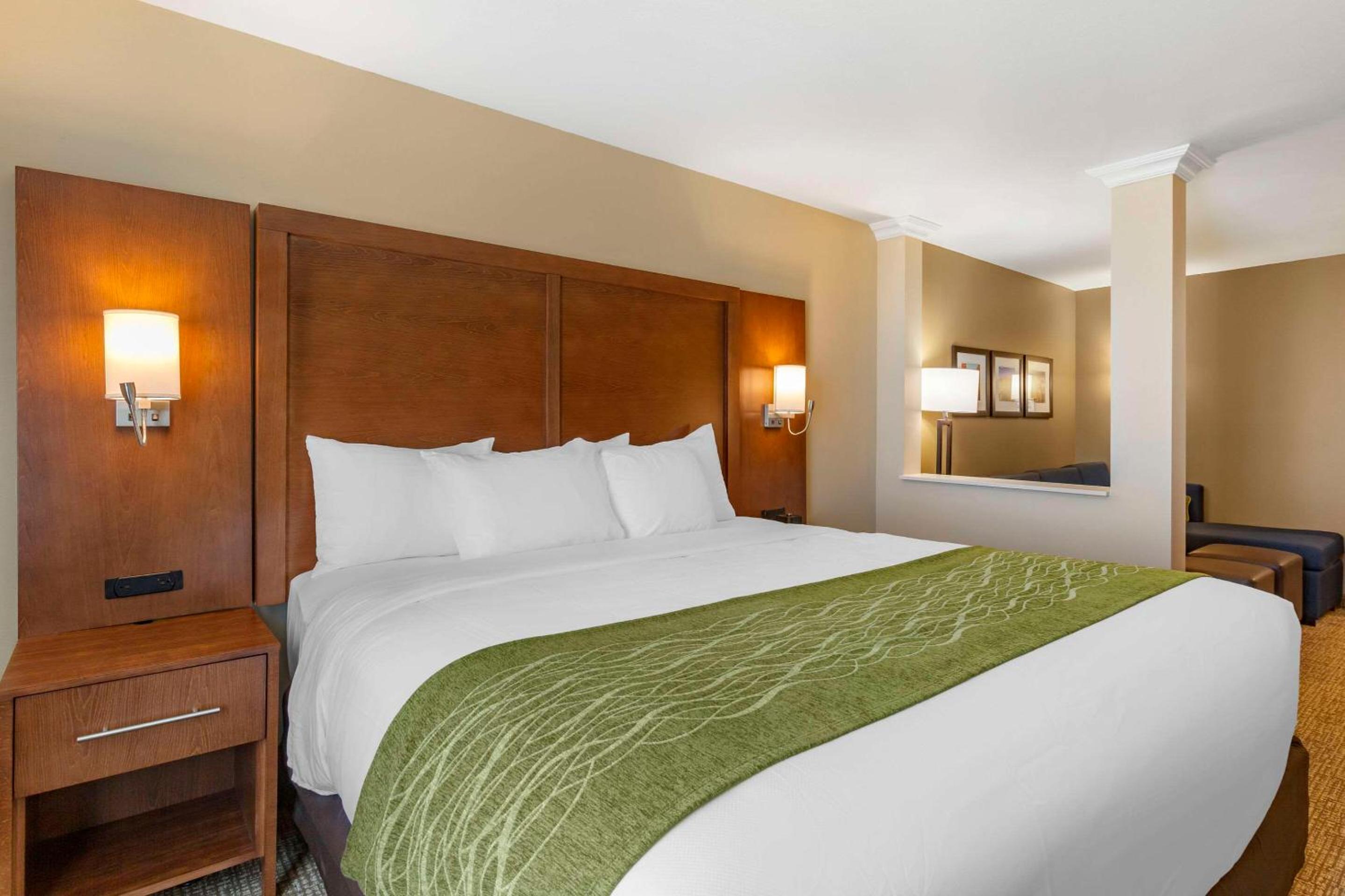 King Suite - Non-Smoking - Photo 2