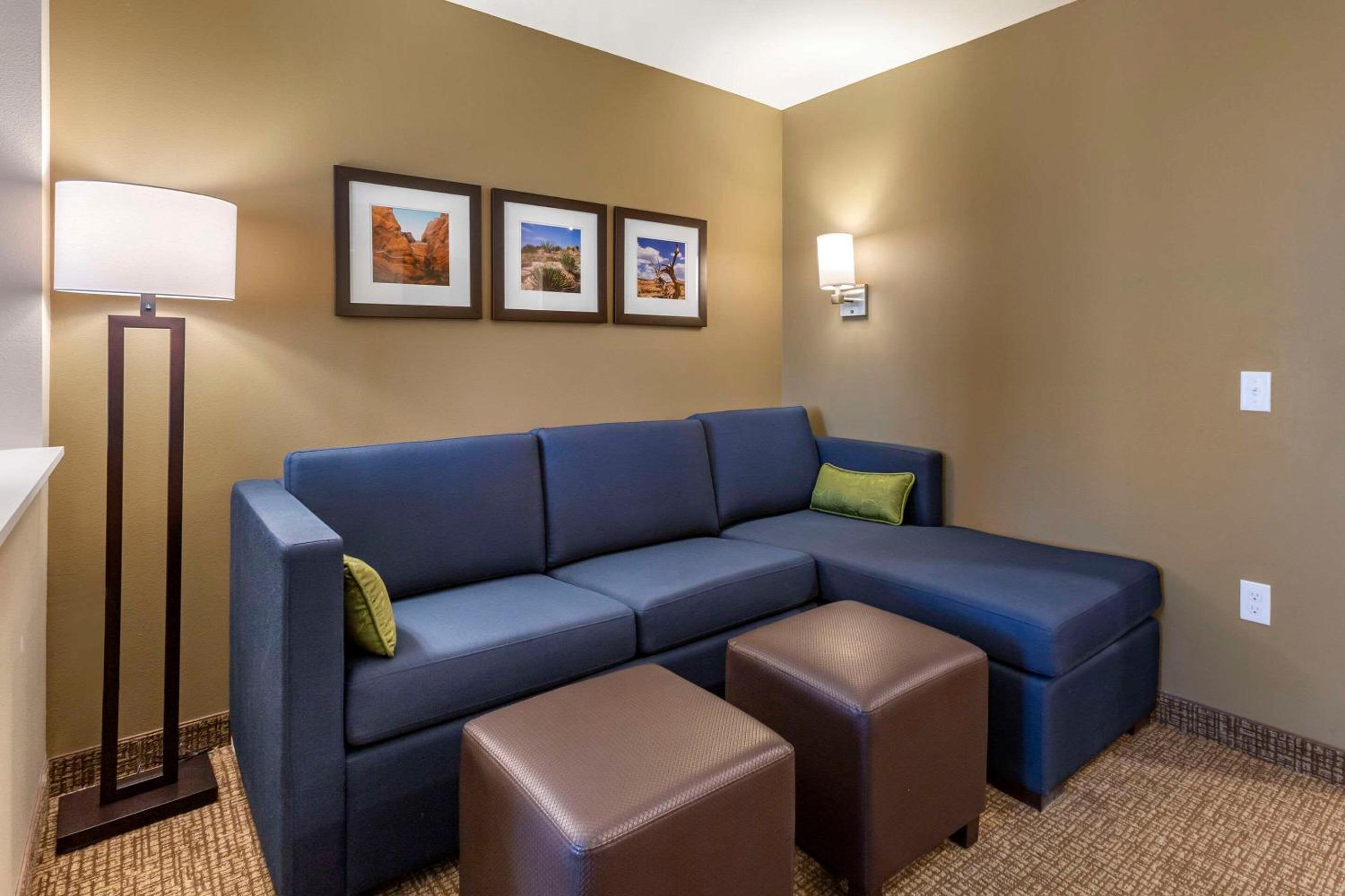 King Suite - Non-Smoking - Photo 3