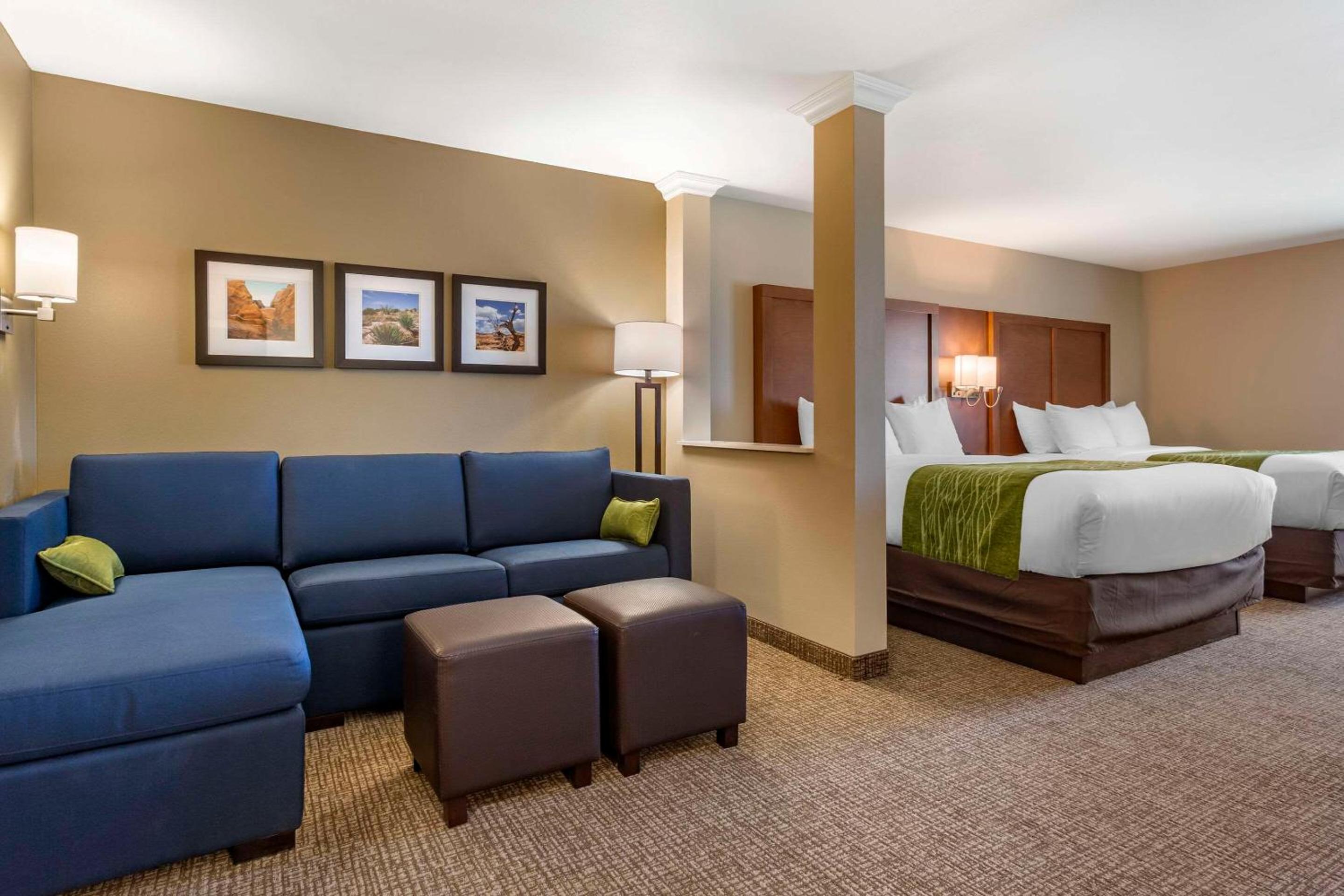 Queen Suite with Two Queen Beds - Non-Smoking - Photo 9