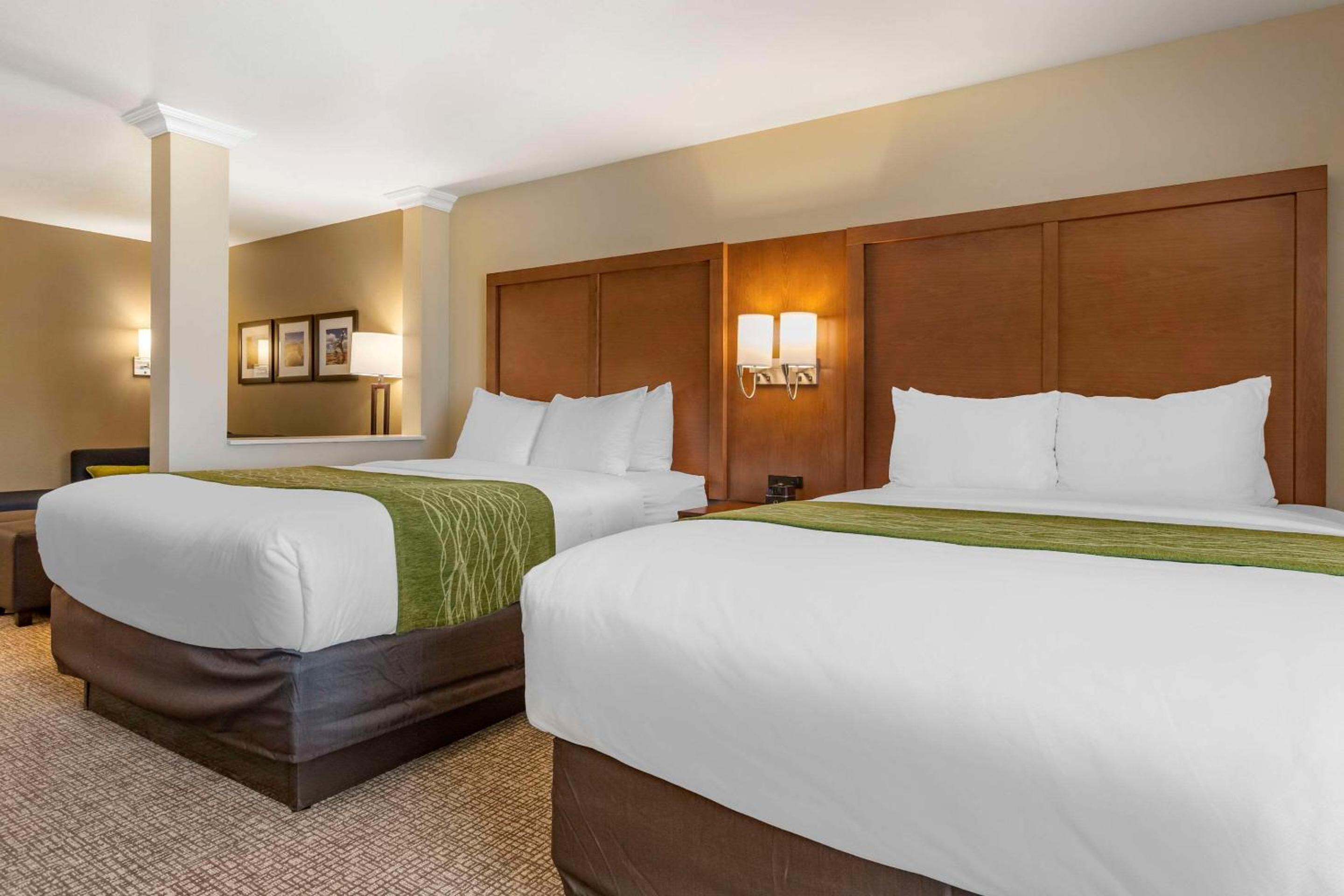 Queen Suite with Two Queen Beds - Non-Smoking - Photo 8