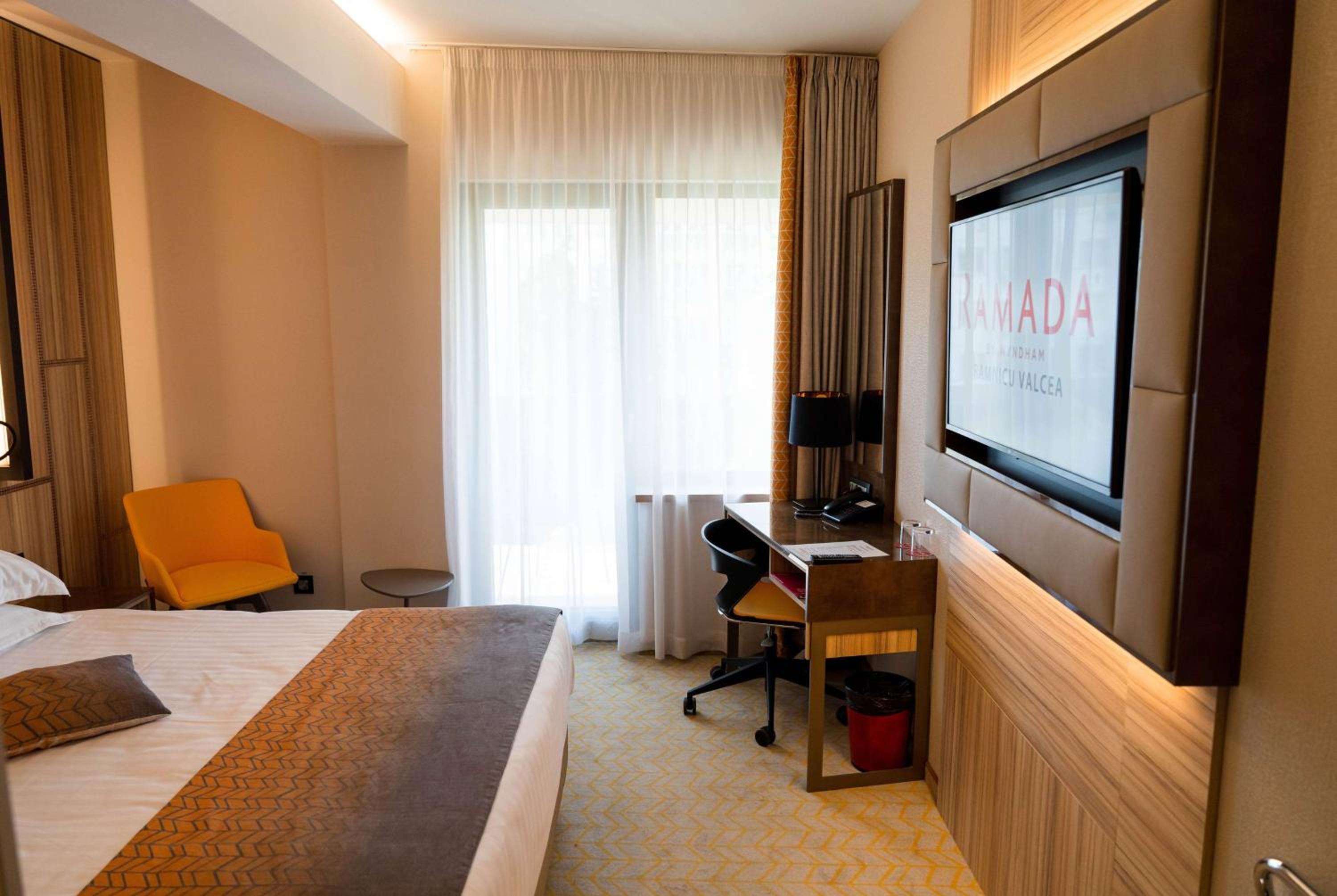 Queen Room with Balcony - Non-Smoking - Photo 1