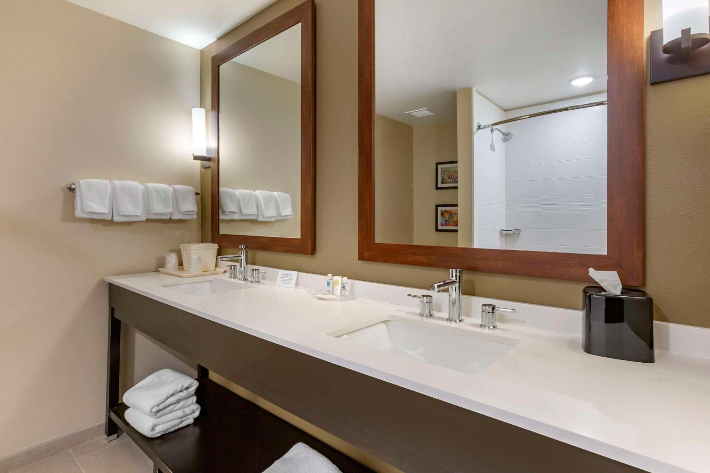 Queen Suite with Two Queen Beds - Non-Smoking - Photo 5