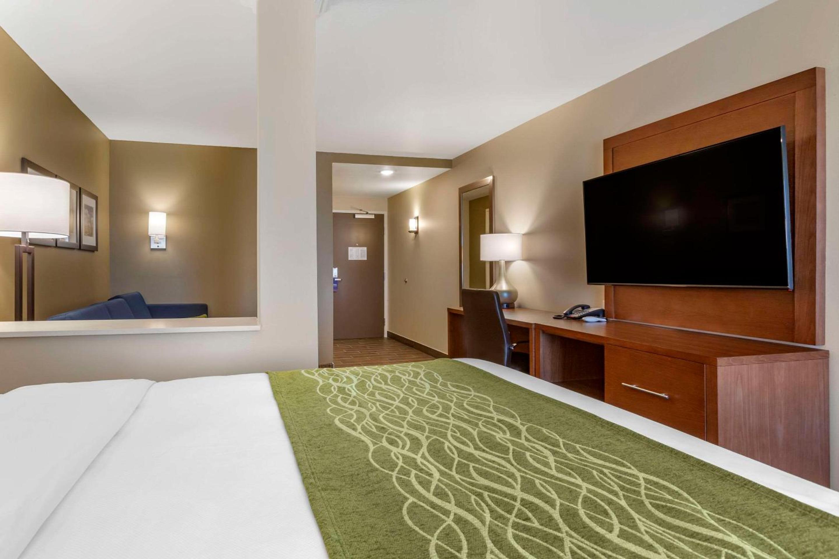 Queen Suite with Two Queen Beds - Non-Smoking - Photo 2