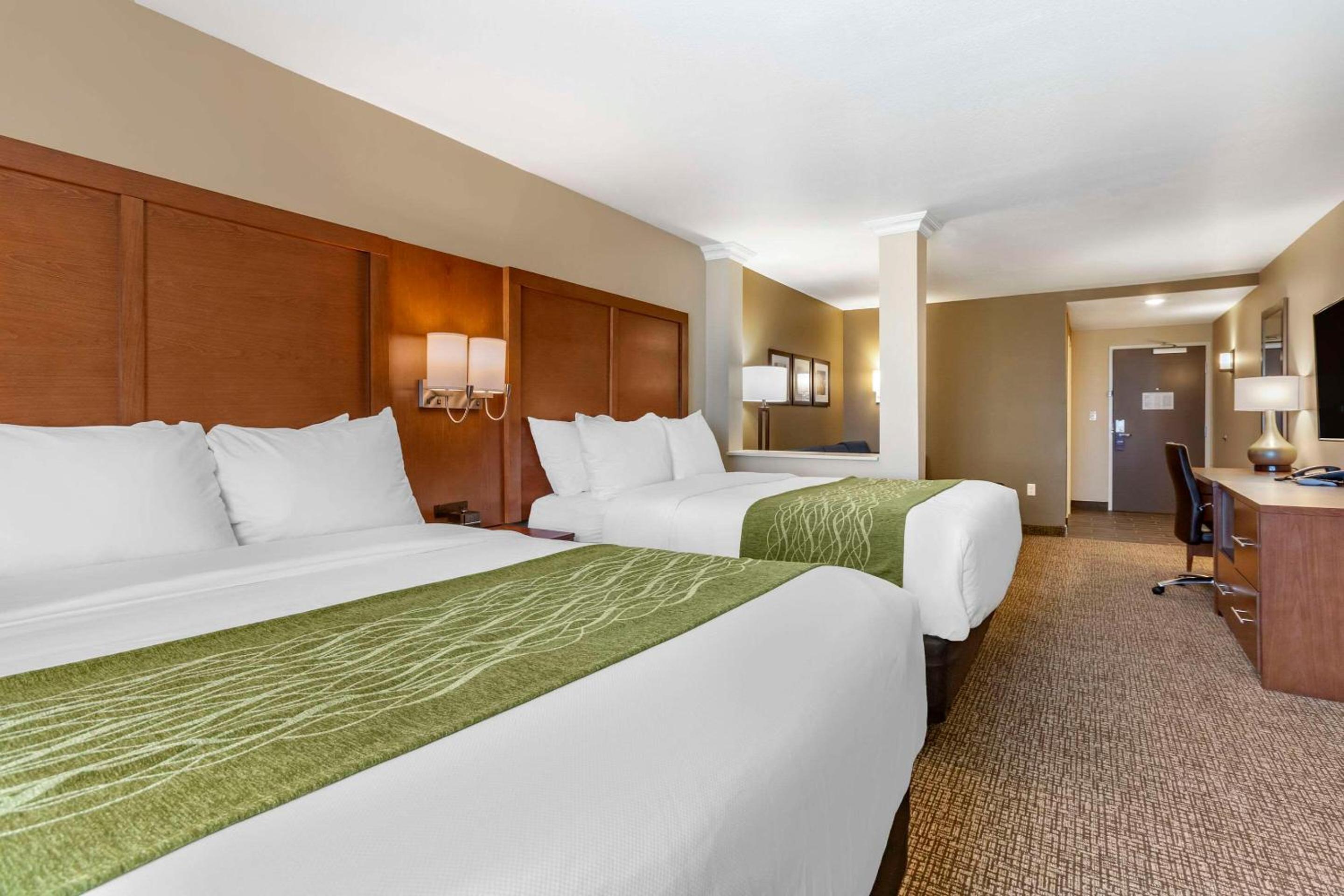 Queen Suite with Two Queen Beds - Non-Smoking - Photo 4