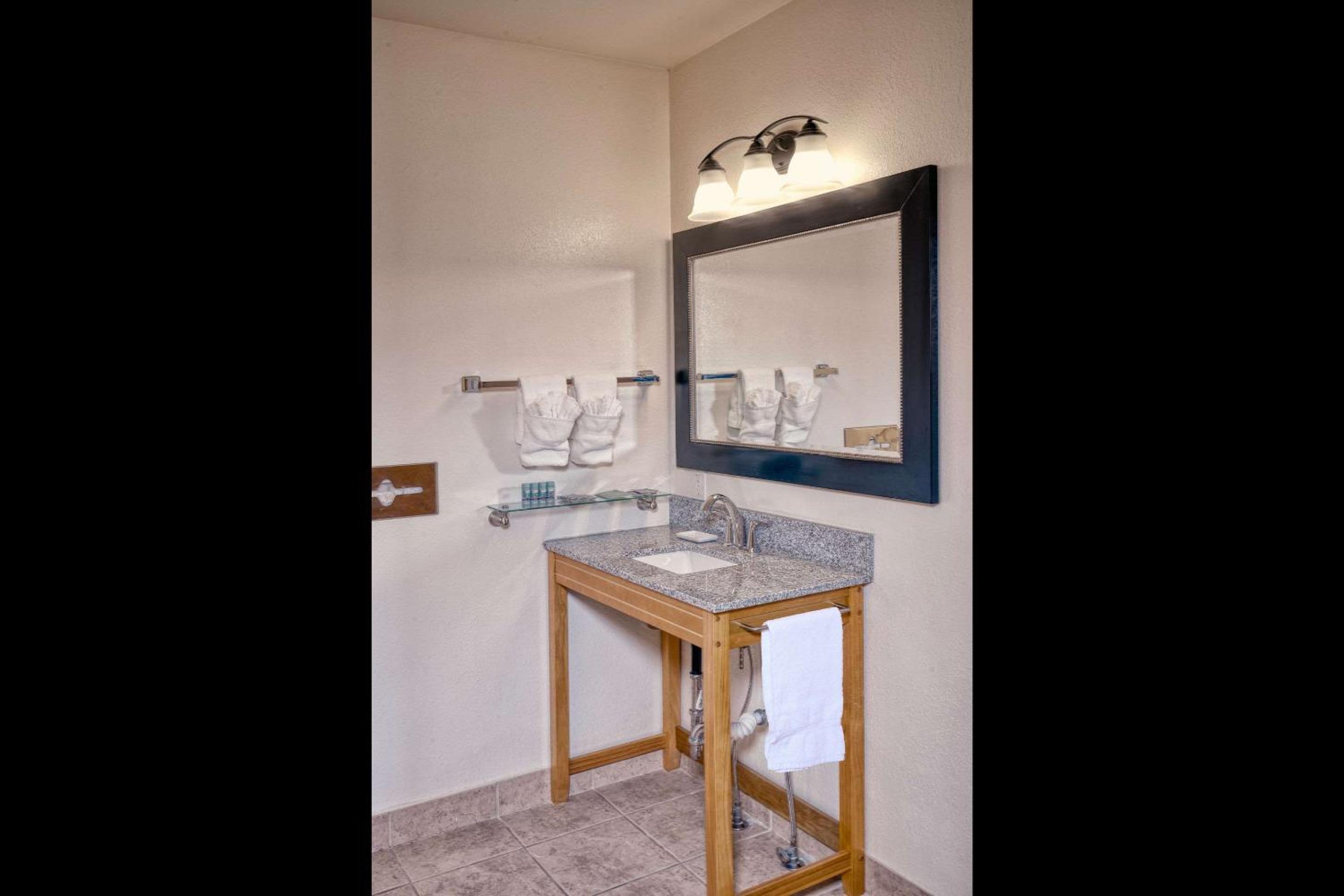 King Room - Accessible/Non-Smoking photo 3