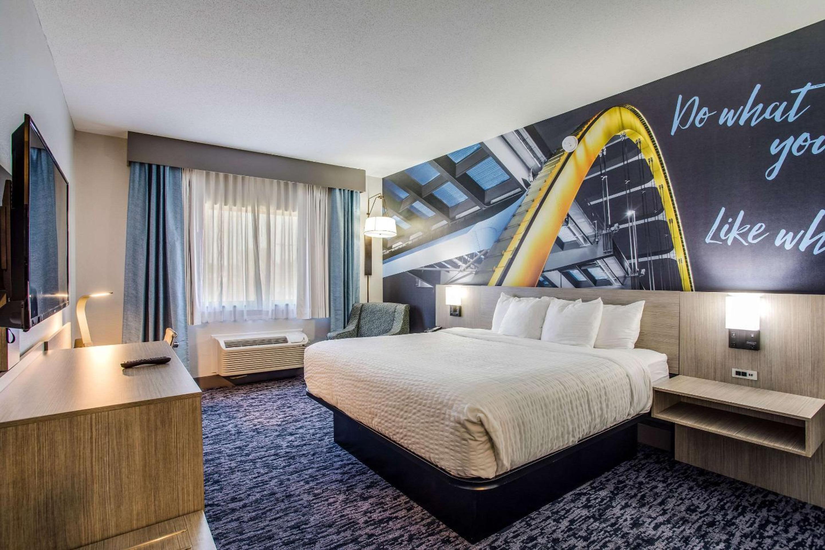 King Room with Roll-in Shower - Non-Smoking