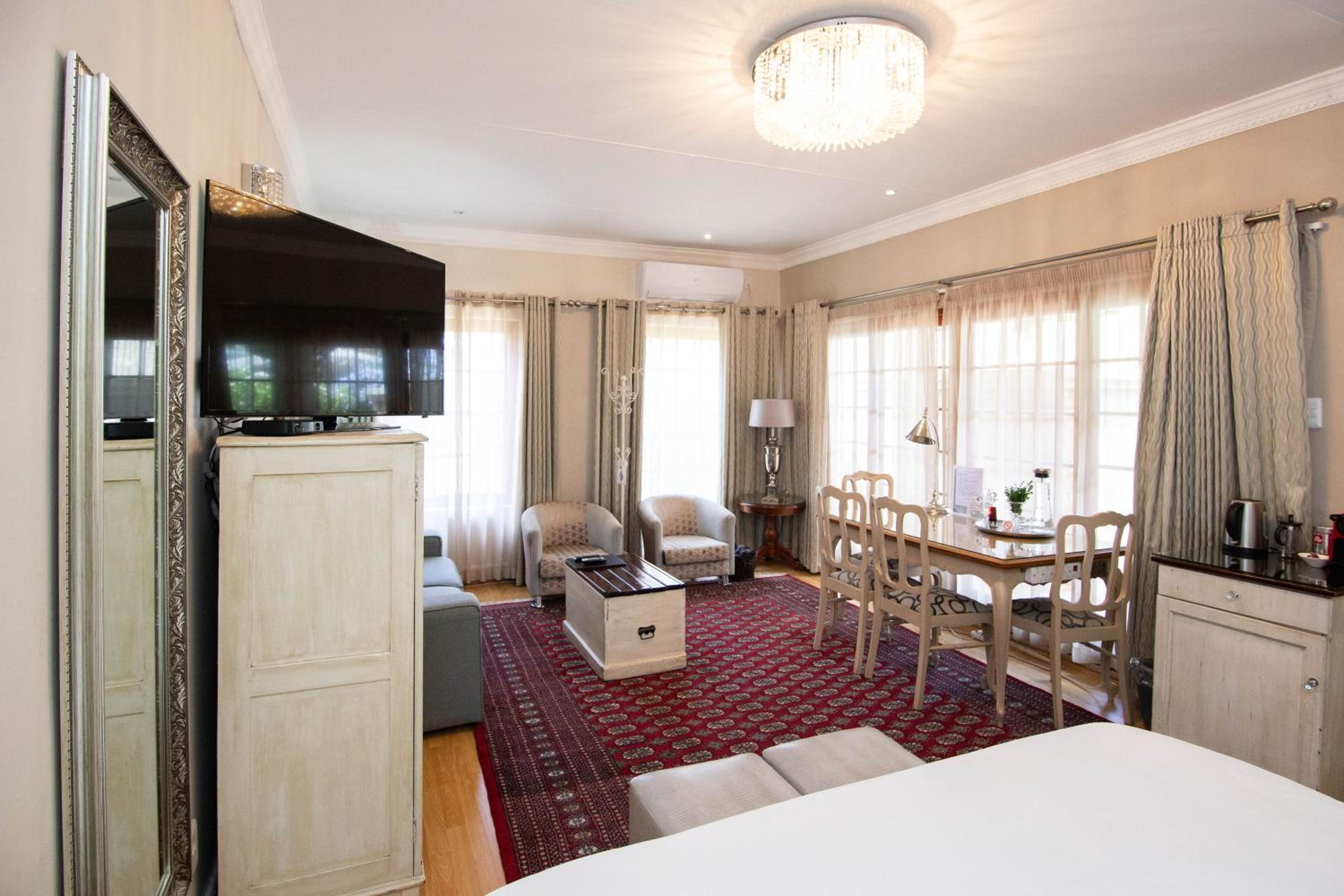 Deluxe Double Room (2 Adults + 1 Child) photo 3