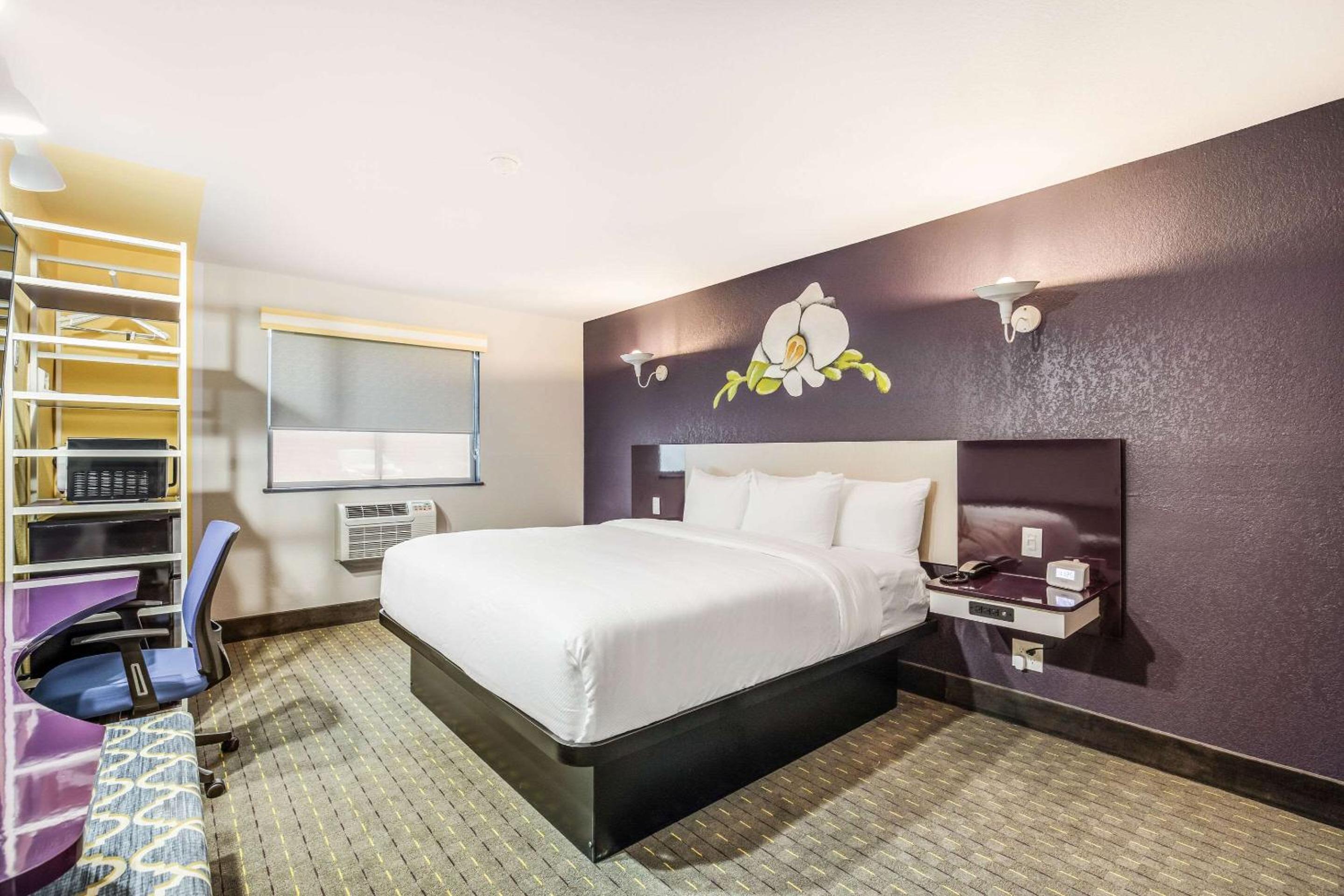 Standard King Room - Non Smoking - Photo 1