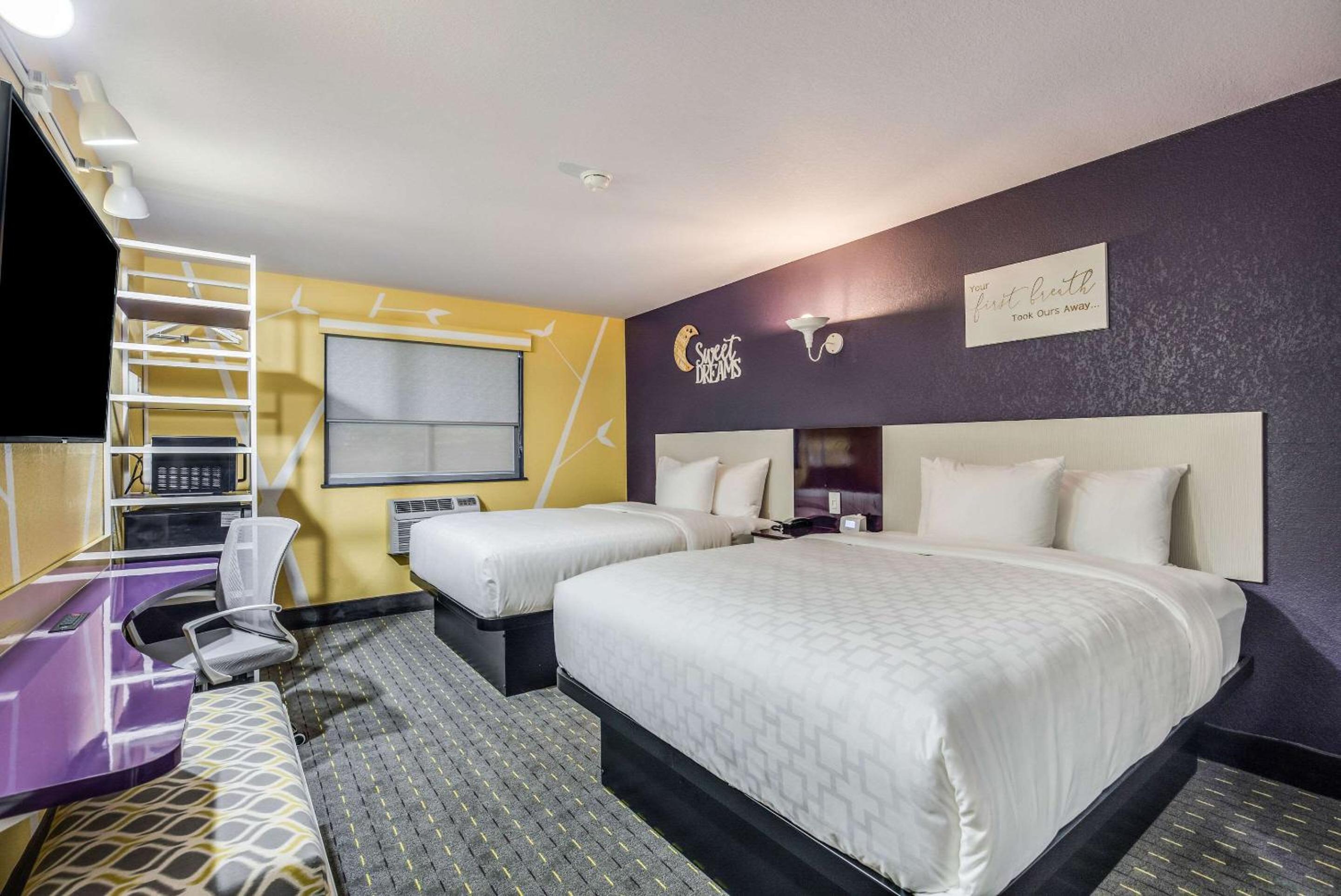 Standard Queen Room with Two Queen Beds and Bathtub - Non Smoking - Photo 1