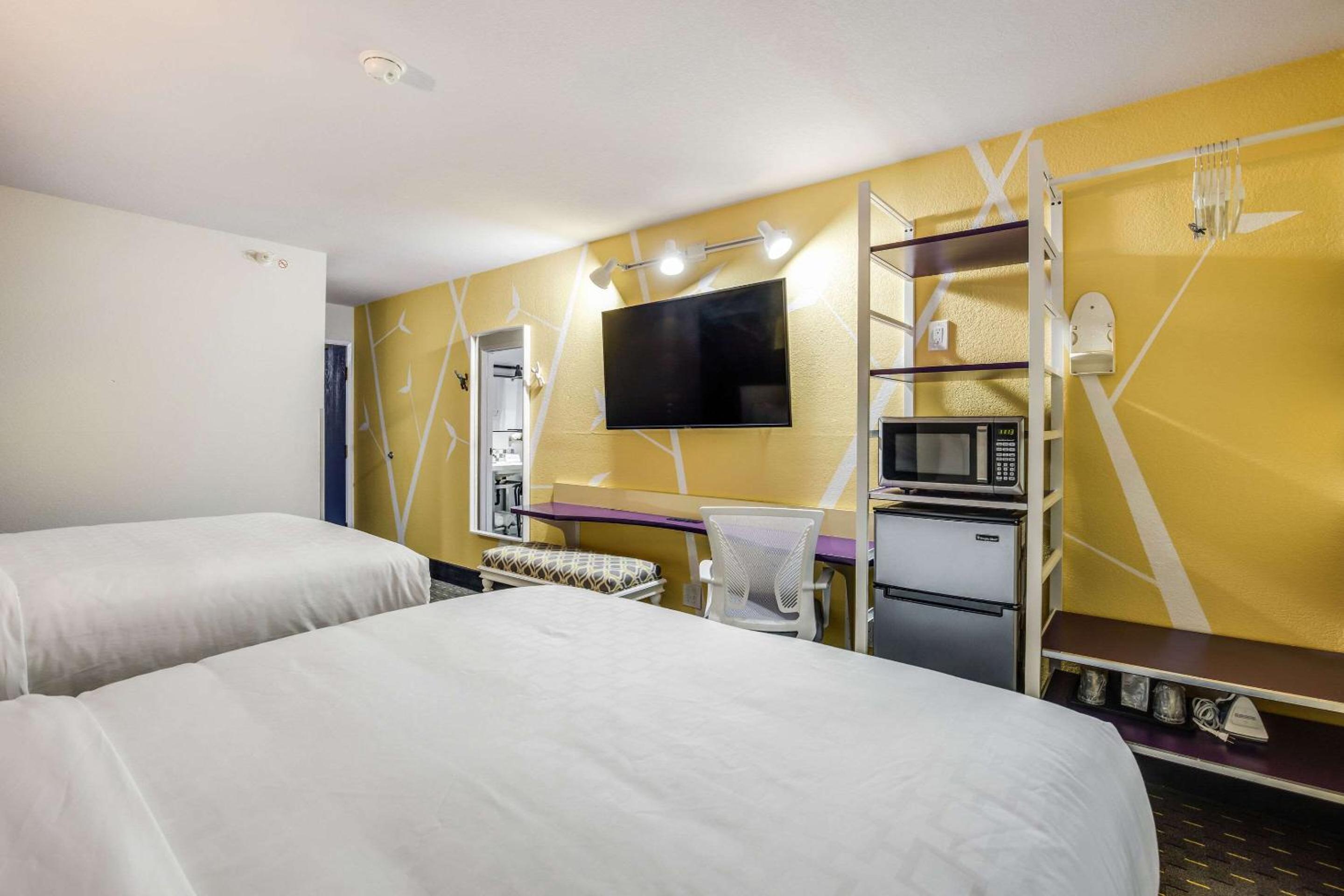 Standard Queen Room with Two Queen Beds and Bathtub - Non Smoking - Photo 2
