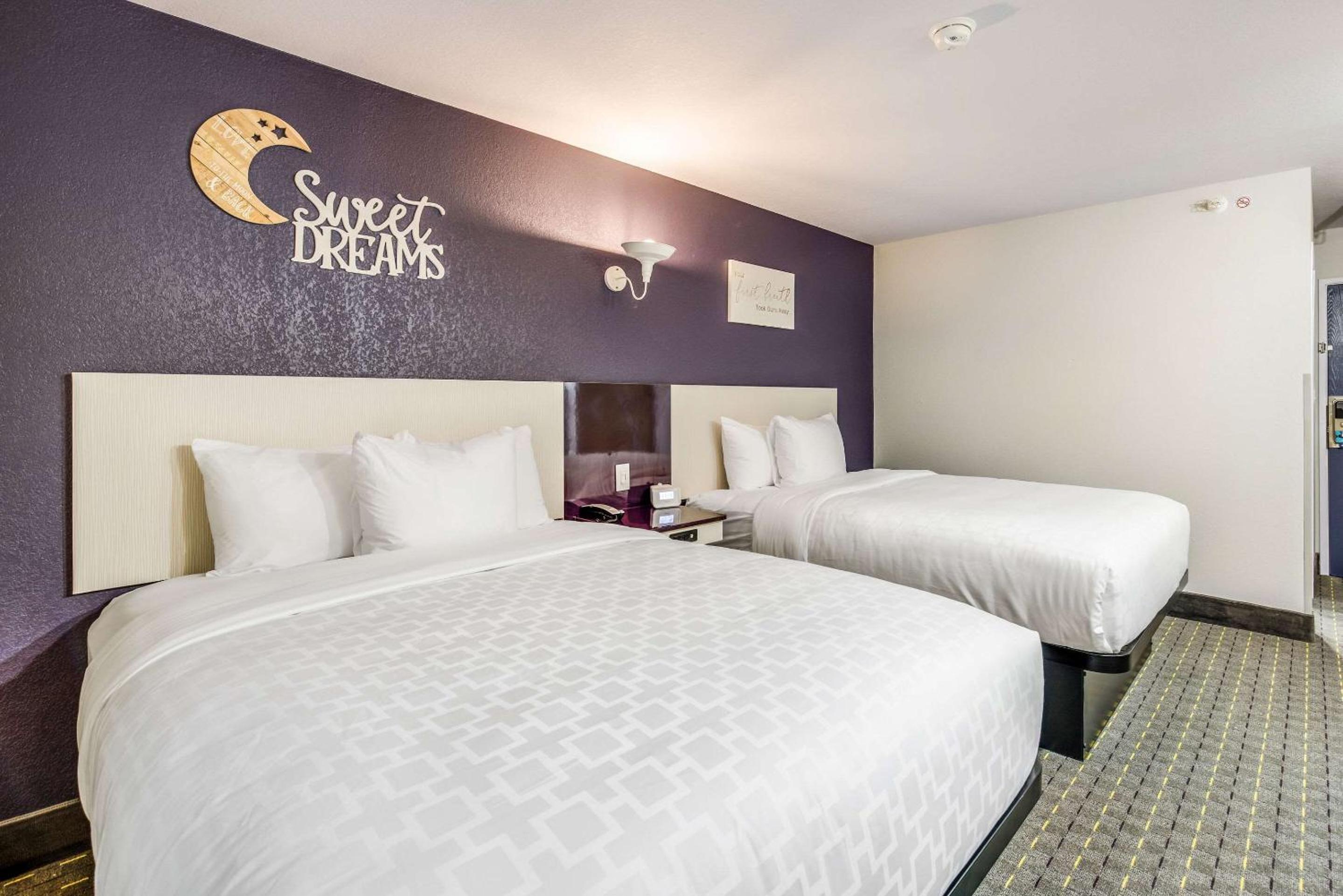 Standard Queen Room with Two Queen Beds and Bathtub - Non Smoking - Photo 4
