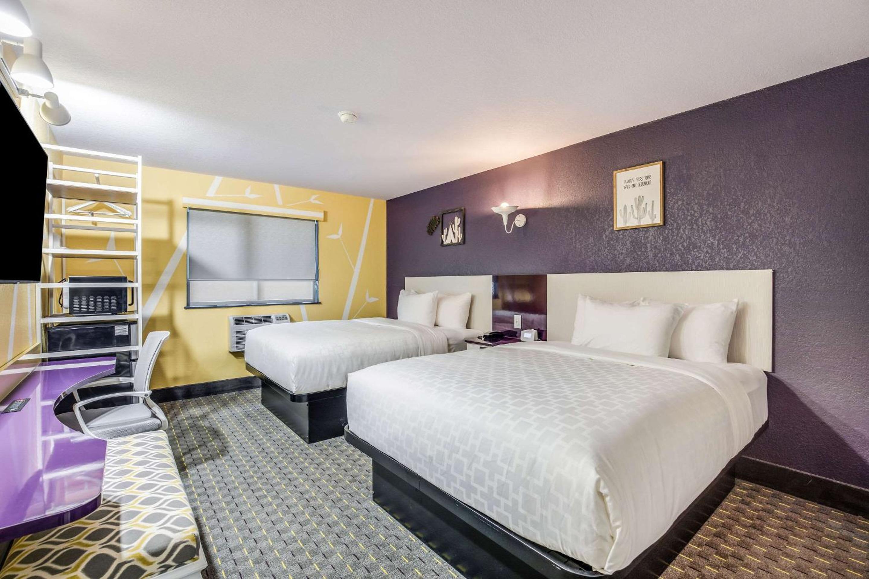 Standard Queen Room with Two Queen Beds and Bathtub - Non Smoking - Photo 5
