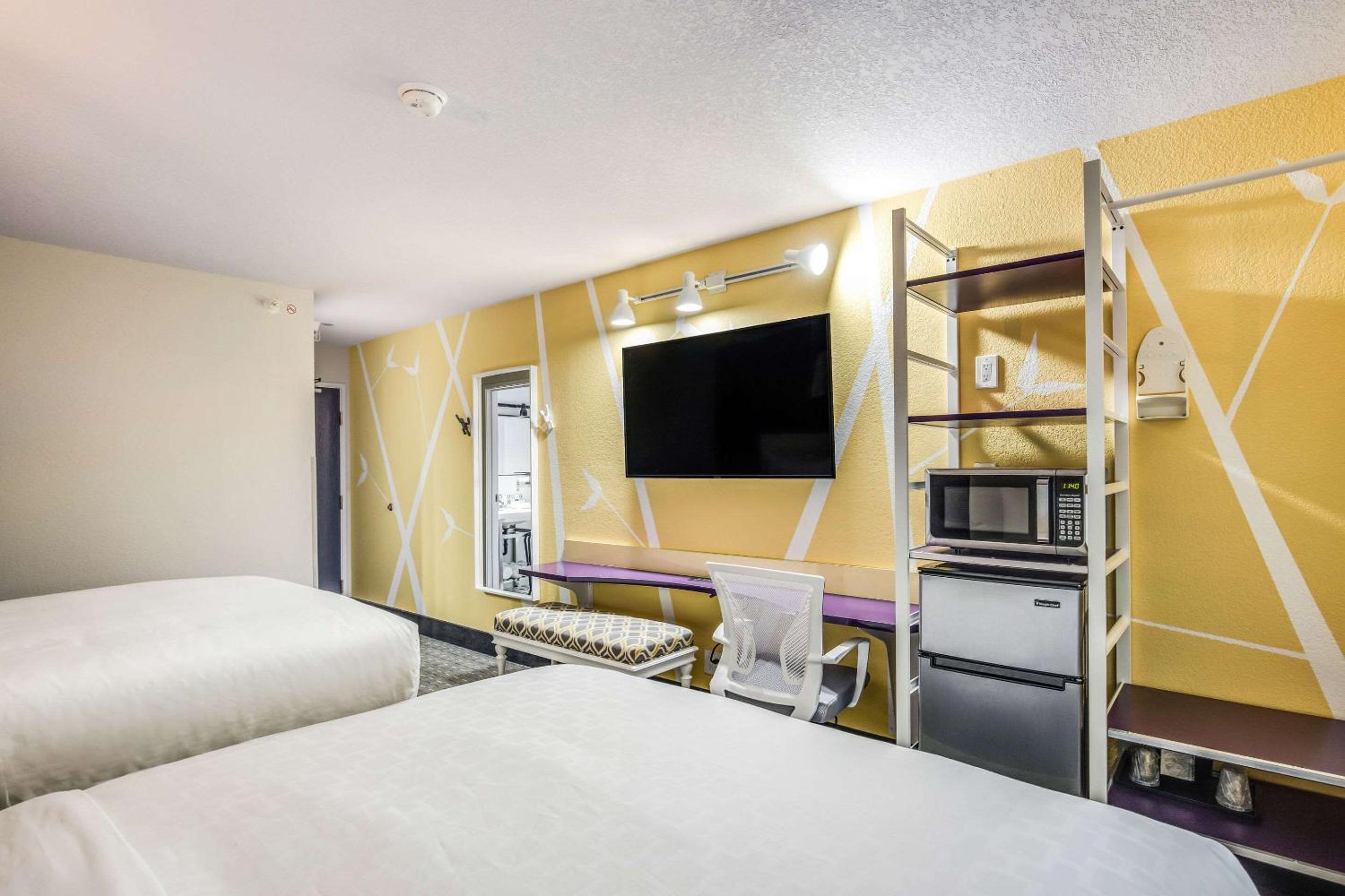 Standard Queen Room with Two Queen Beds and Bathtub - Non Smoking - Photo 6