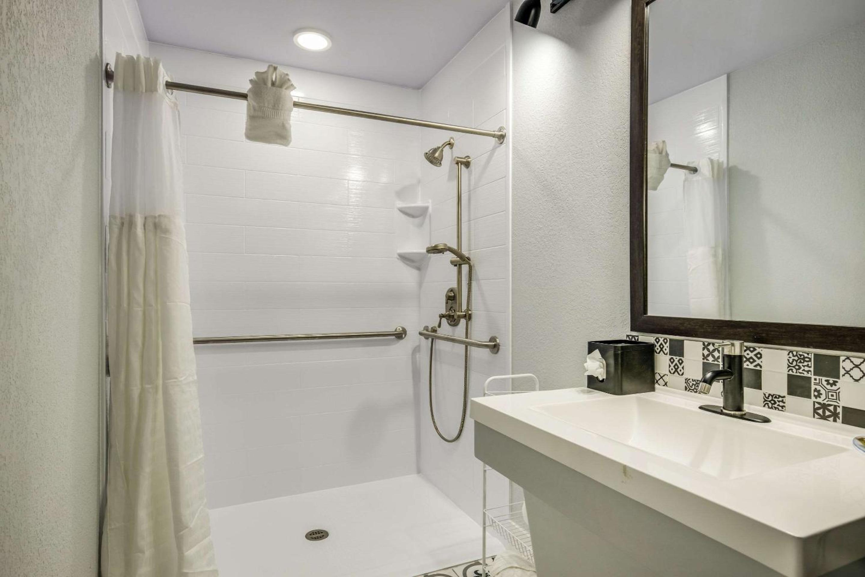 King Suite - Accessible/Non Smoking - Photo 2