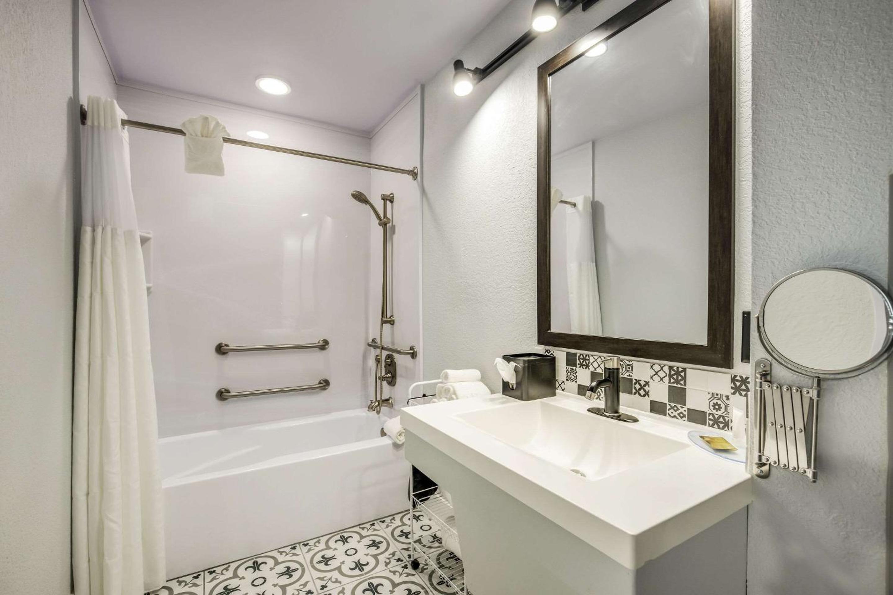 Standard Queen Room with Two Queen Beds and Bathtub - Non Smoking - Photo 3