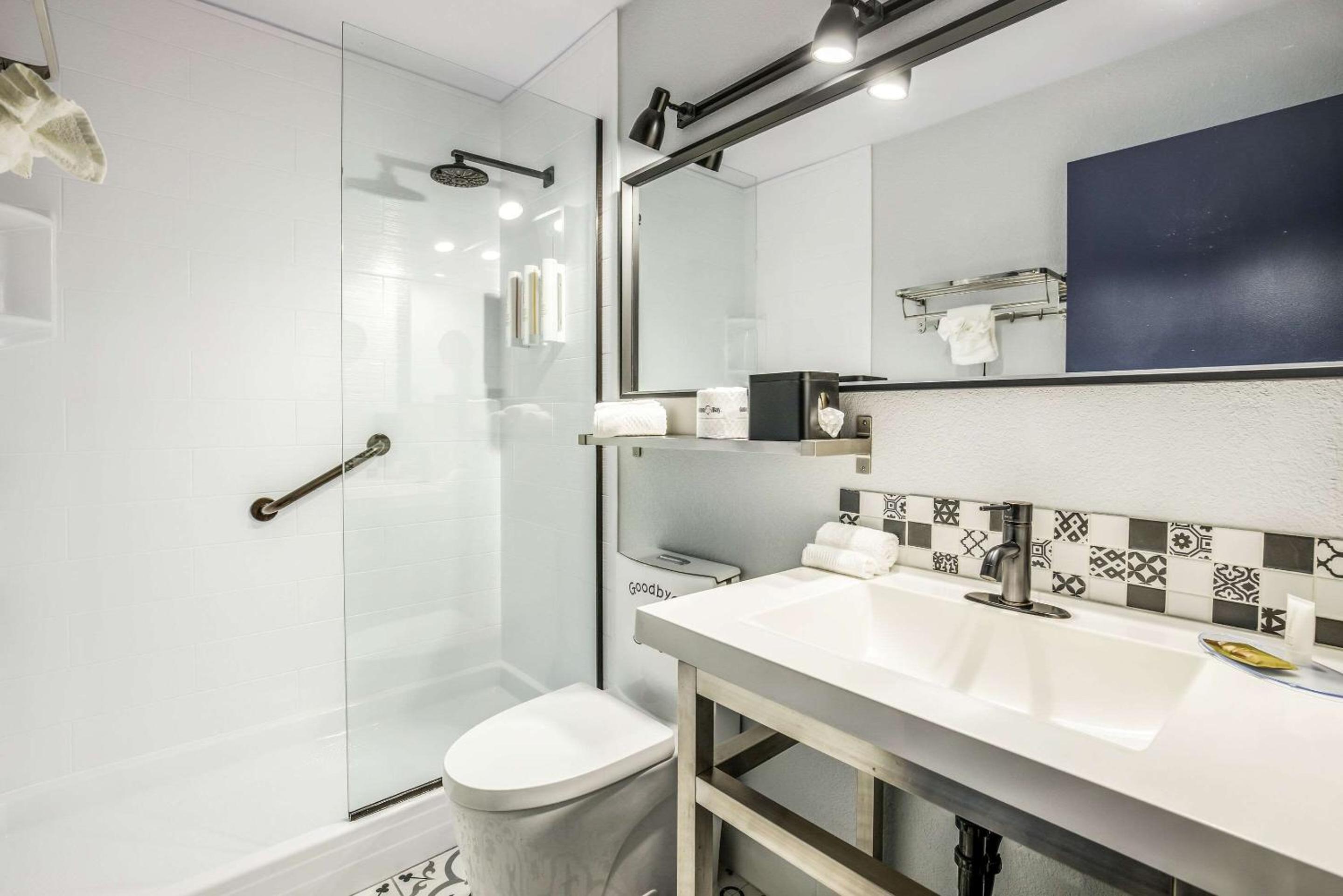 Standard Queen Room with Two Queen Beds and Shower - Non Smoking - Photo 6