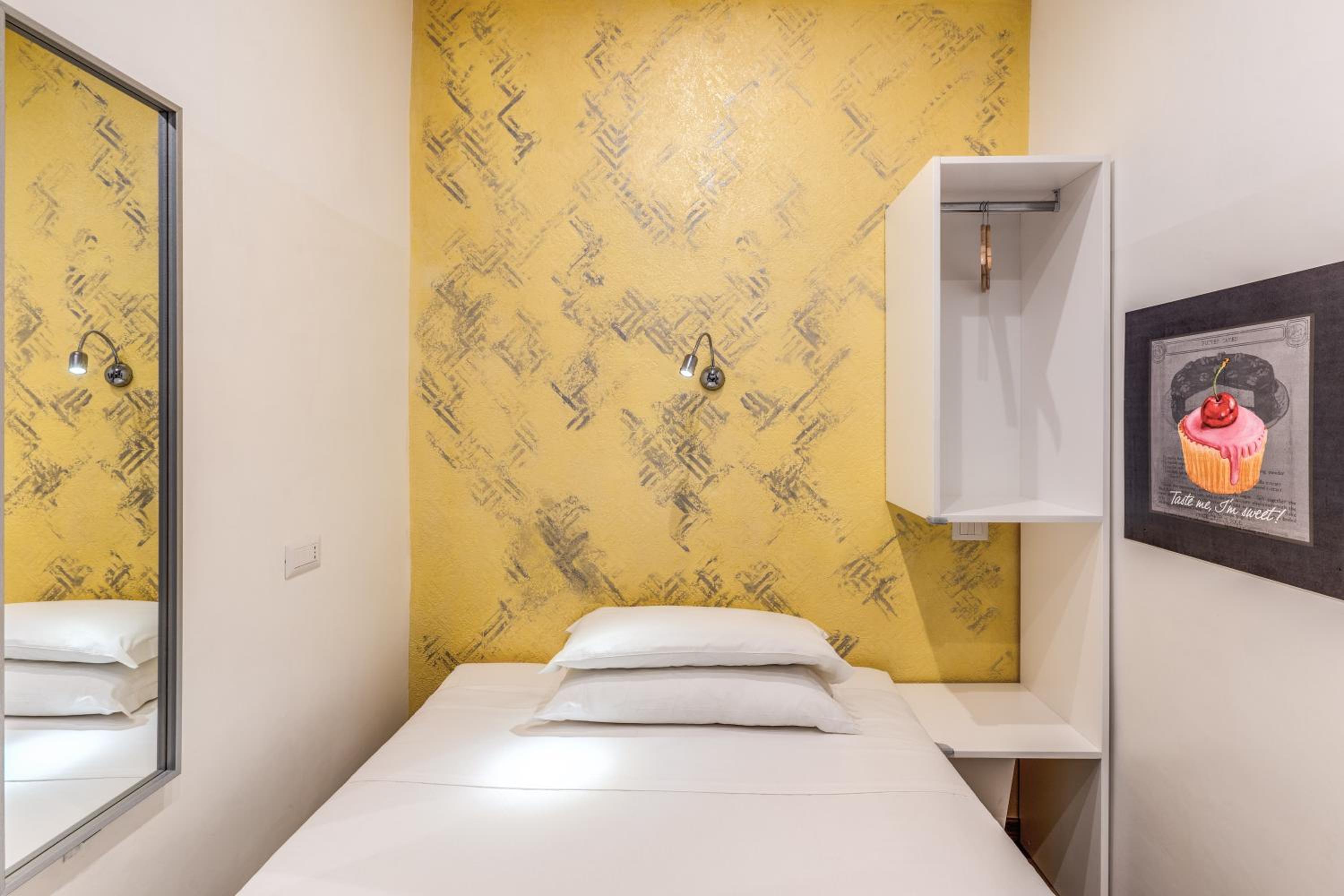 Single Room thumbnail 5