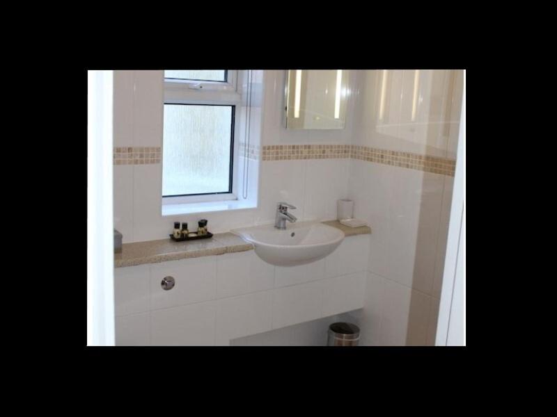 Double Room with Private Bathroom - Photo 3
