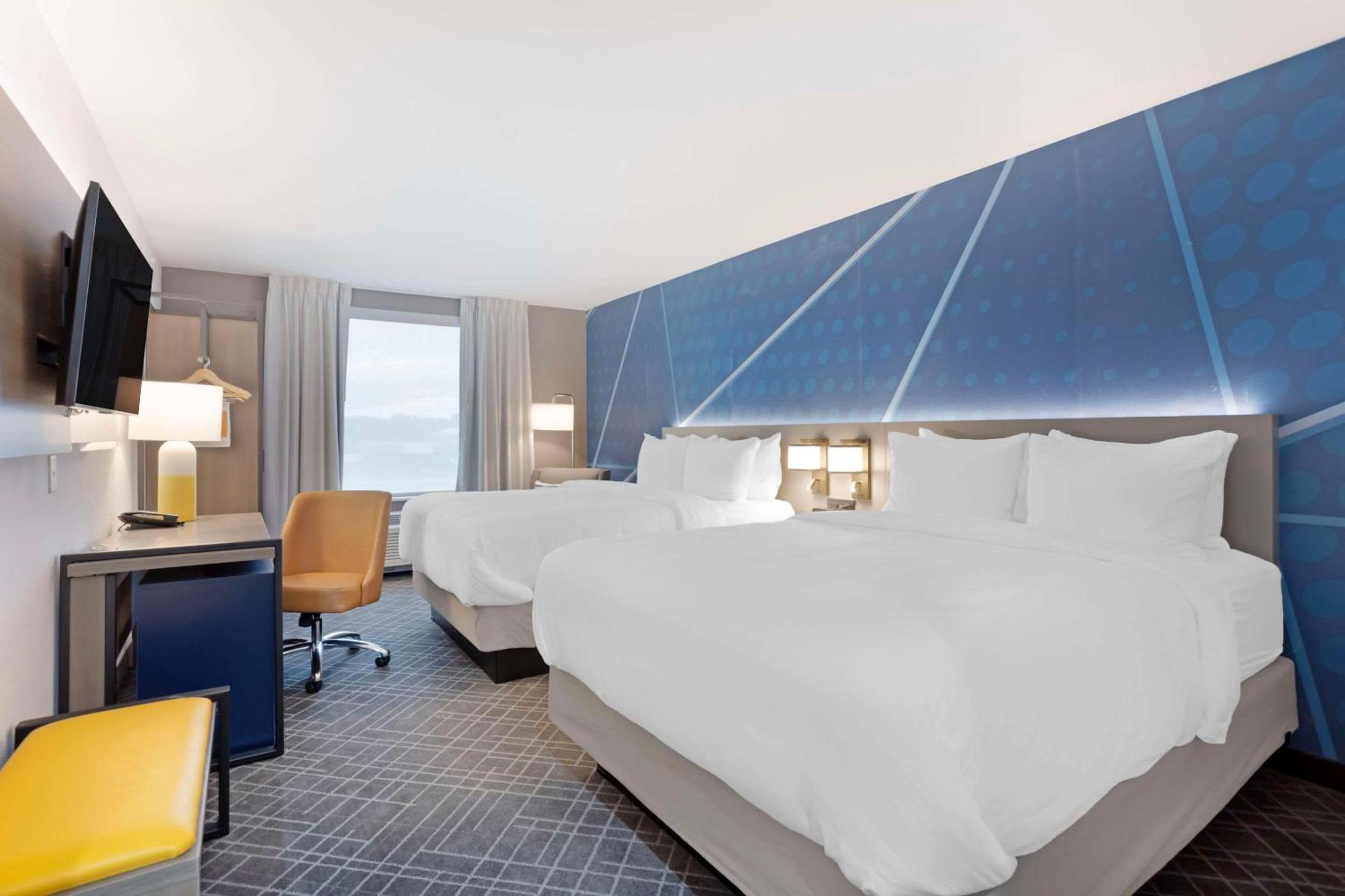 Quadruple Room with Two Queen Beds - Non Smoking/Interior Hall - Photo 4