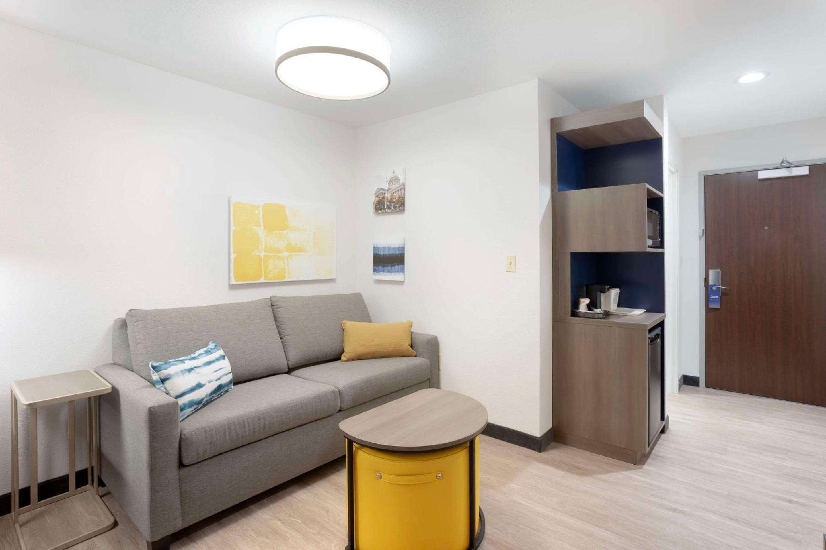 King Suite - Non Smoking/Interior Hall - Photo 4