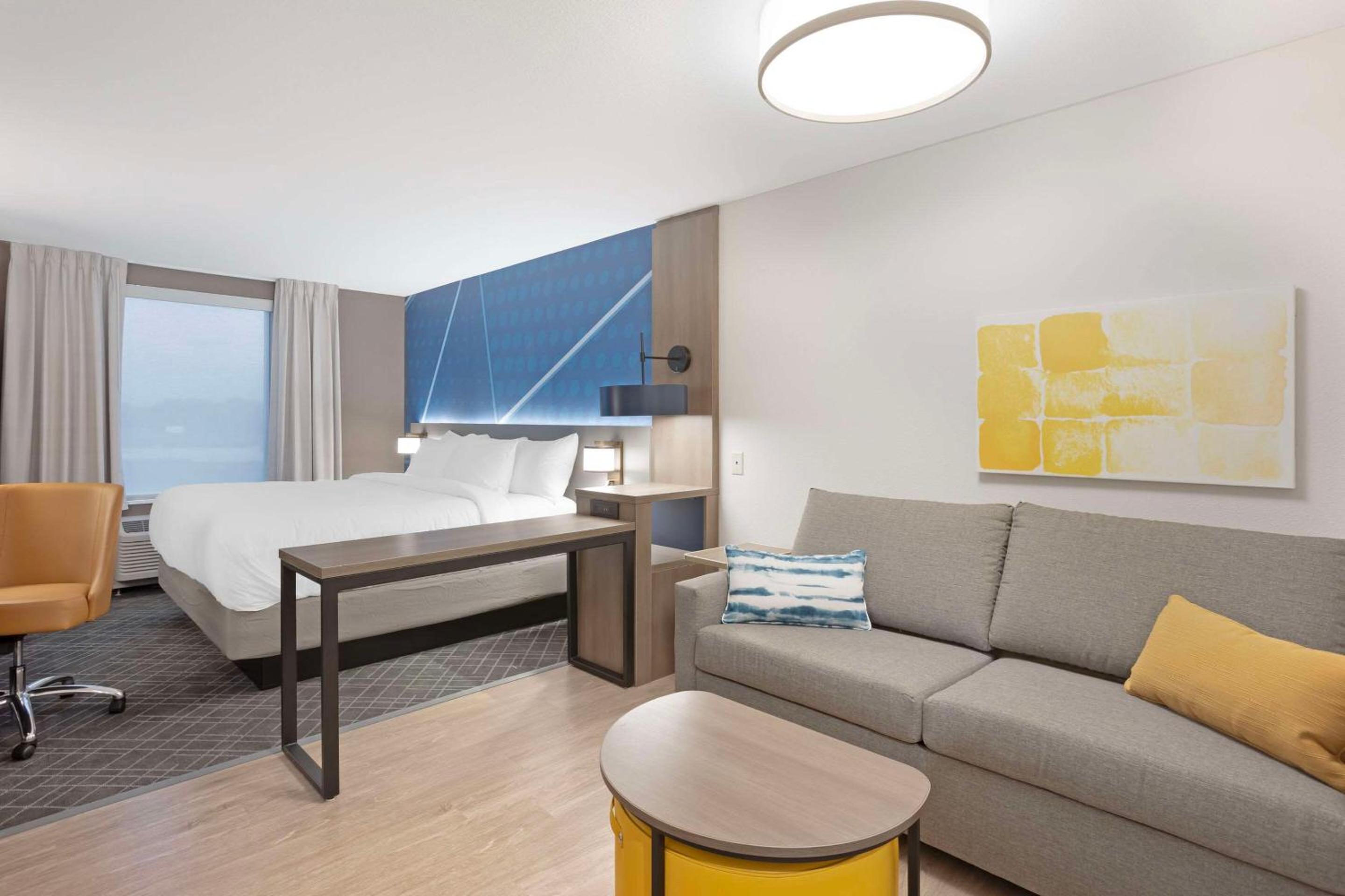 King Suite - Non Smoking/Interior Hall - Photo 3