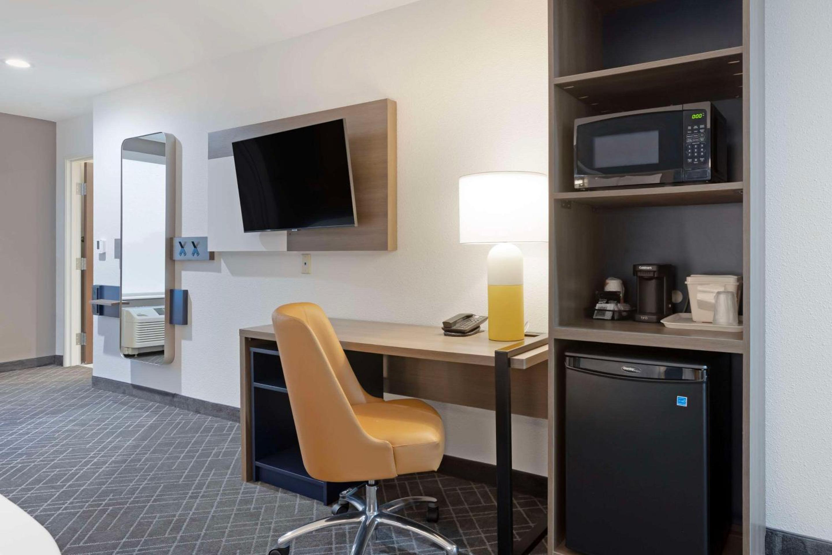 Quadruple Room with Two Queen Beds - Disability Access/Non Smoking/Interior Hall - Photo 1