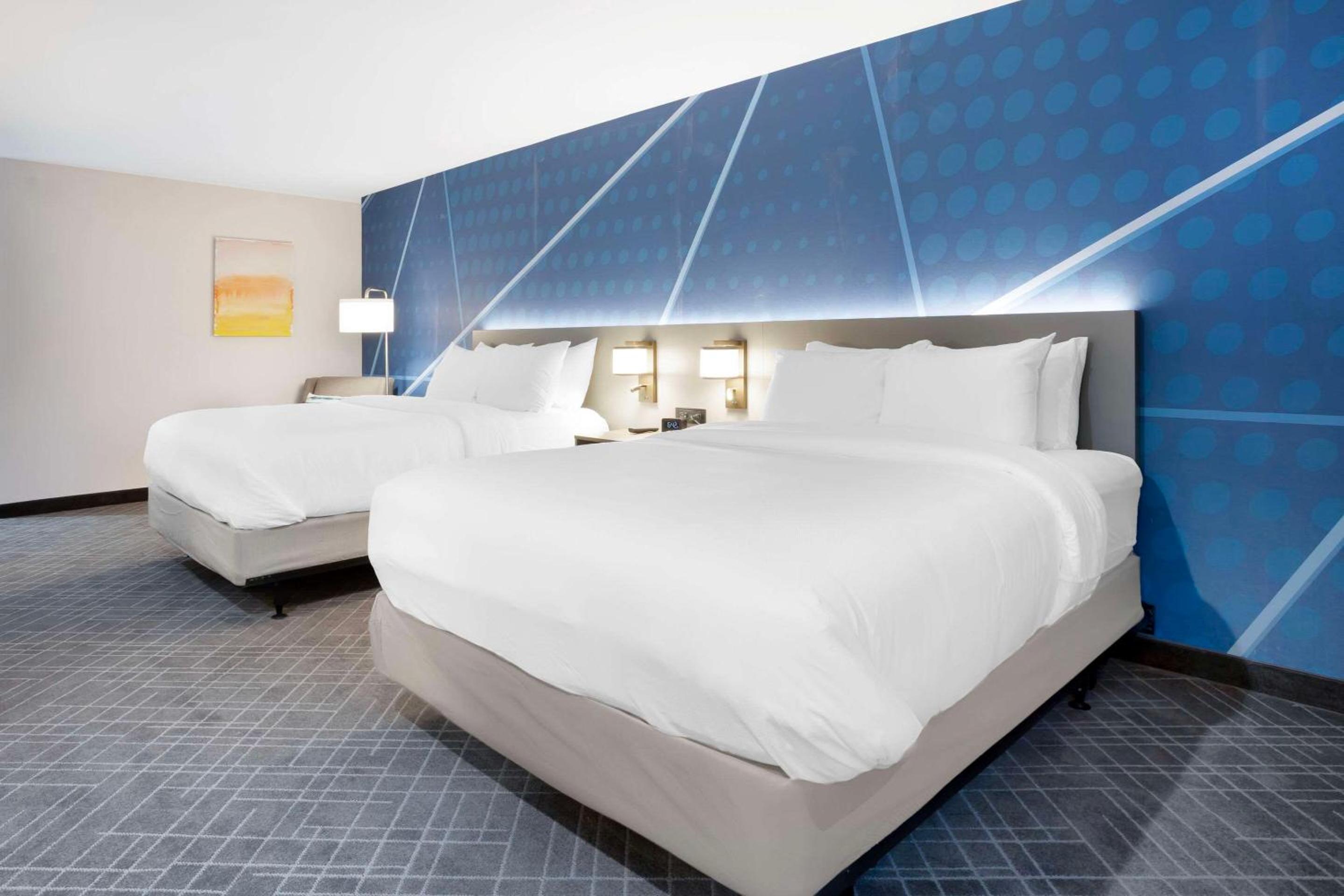 Quadruple Room with Two Queen Beds - Disability Access/Non Smoking/Interior Hall - Photo 3