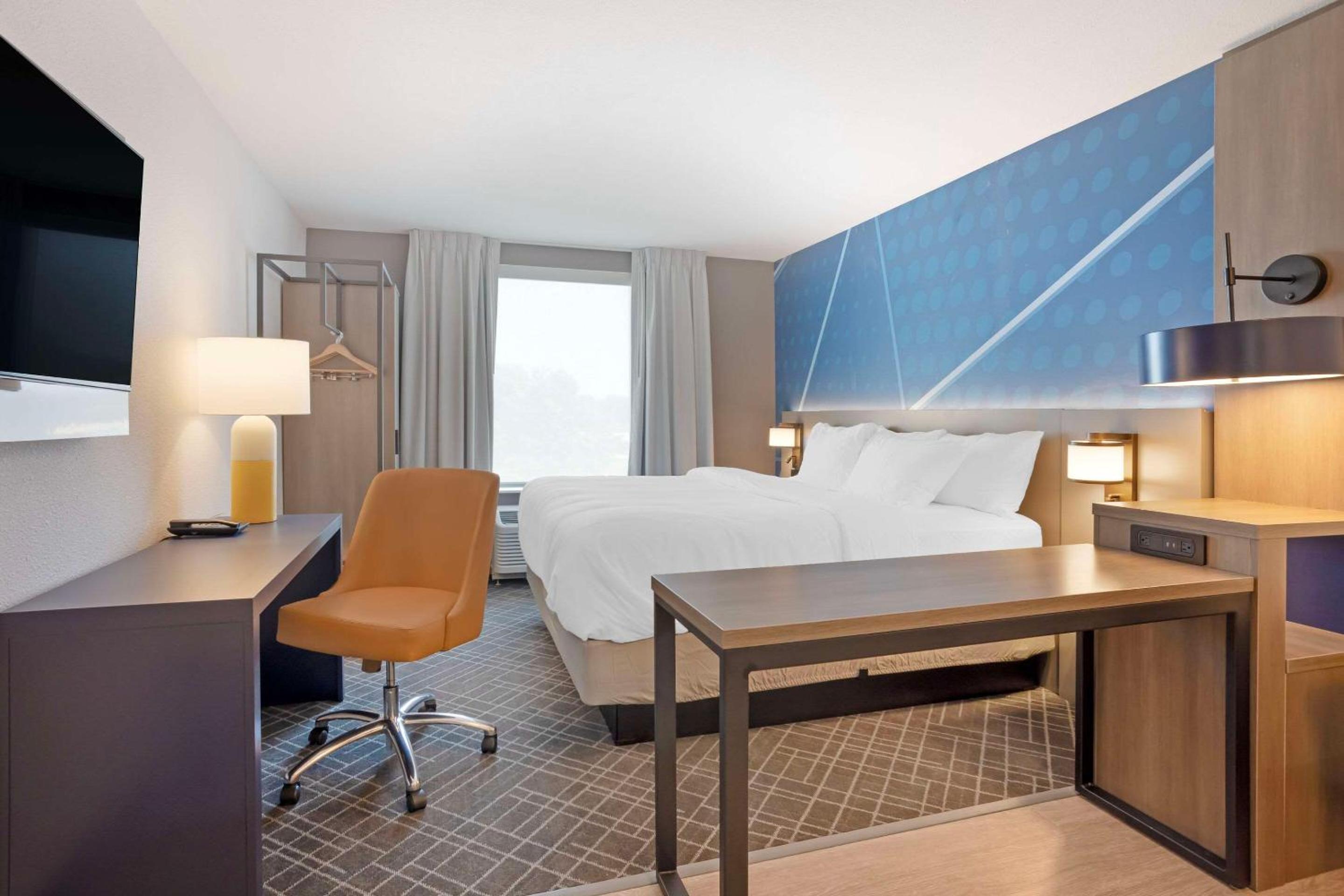 King Suite - Non Smoking/Interior Hall - Photo 2
