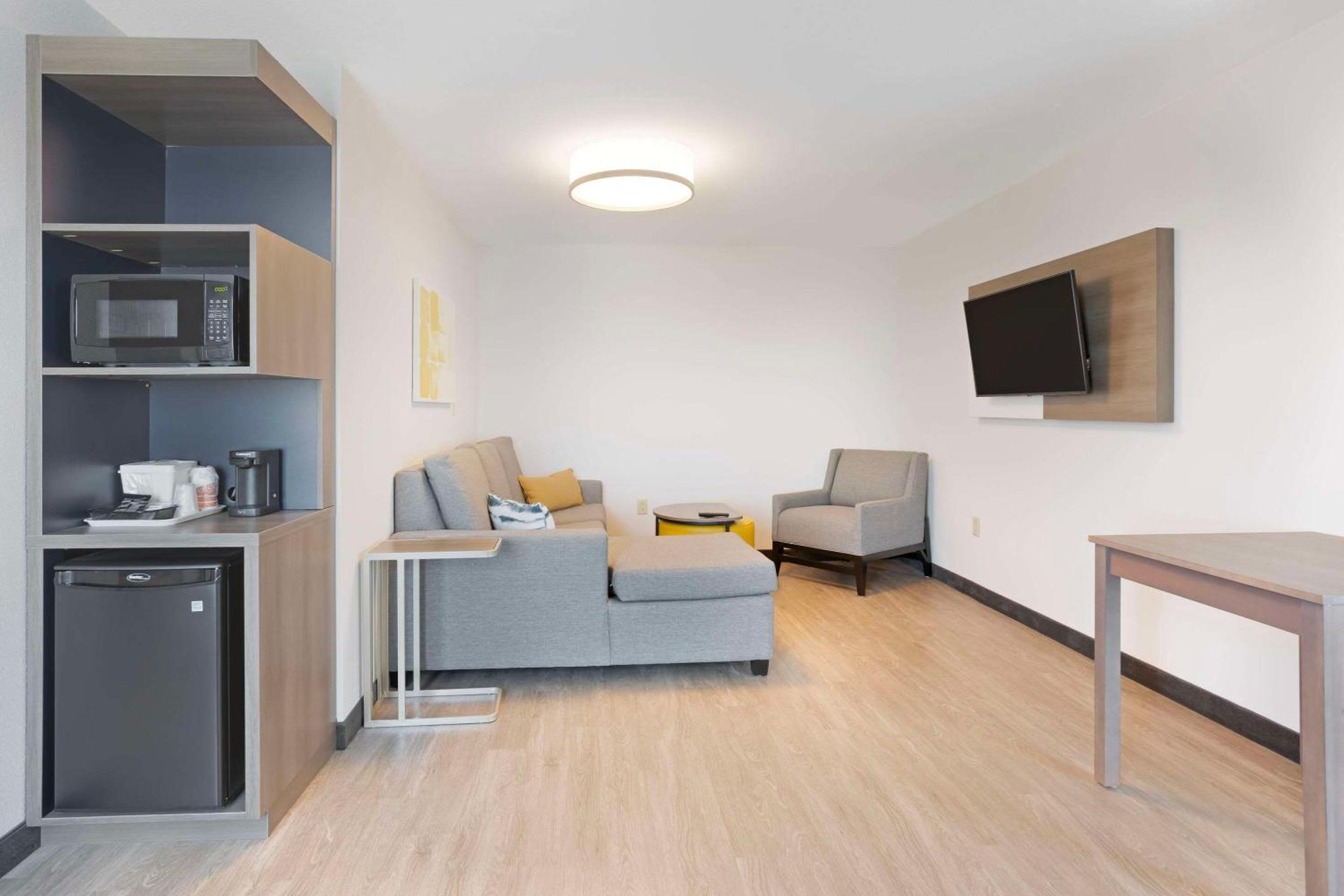 Superior King Suite - Non-smoking - Photo 2