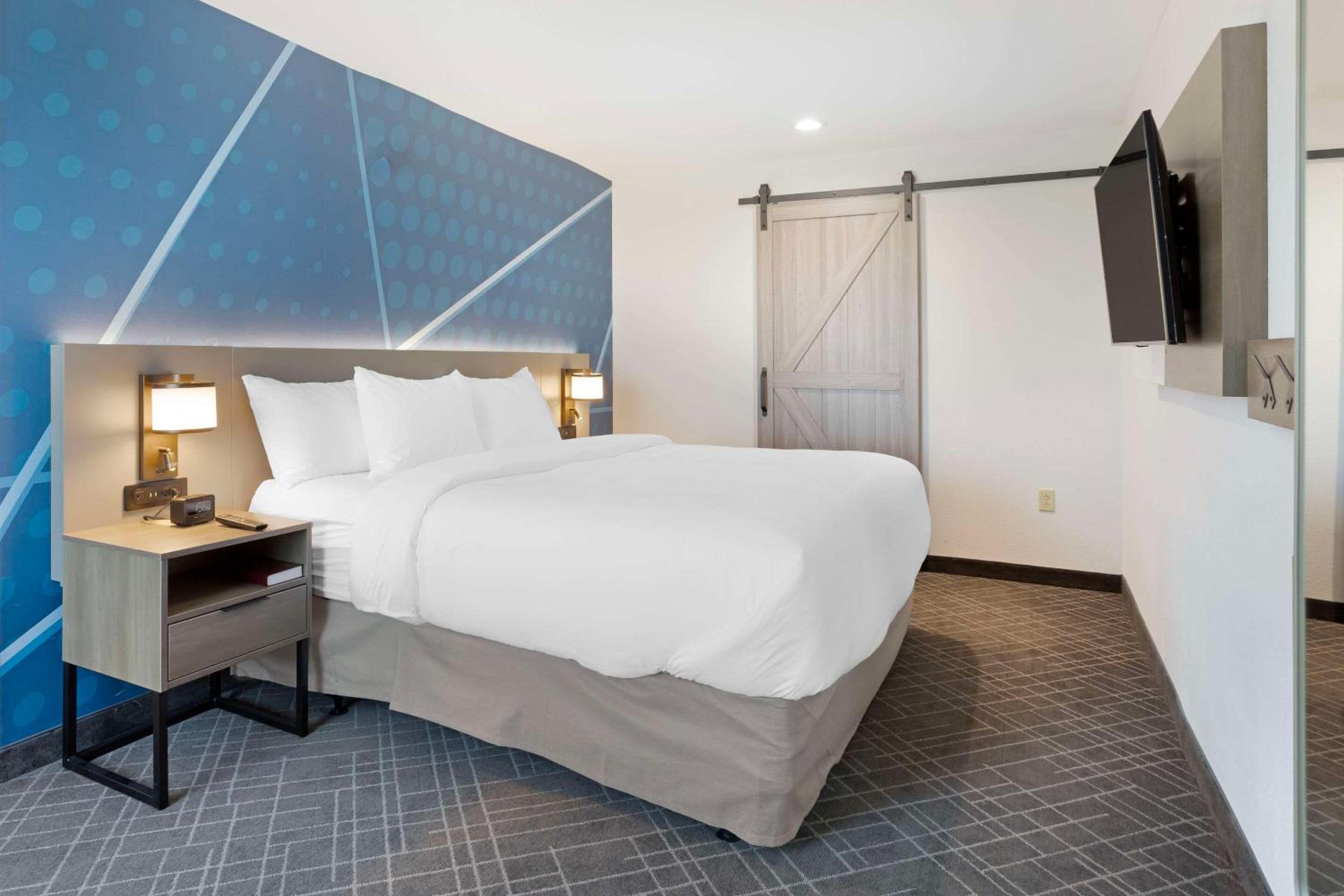 Superior King Suite - Non-smoking - Photo 1