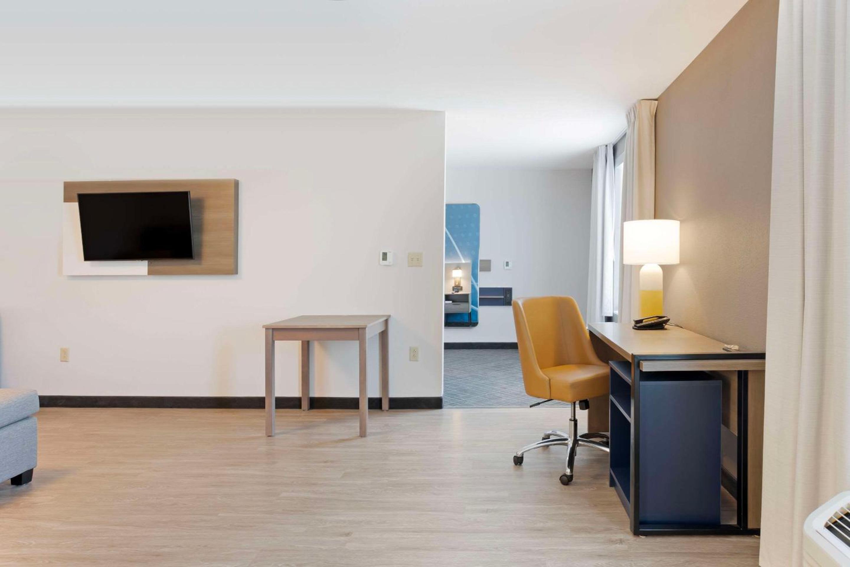 Superior King Suite - Non-smoking - Photo 3