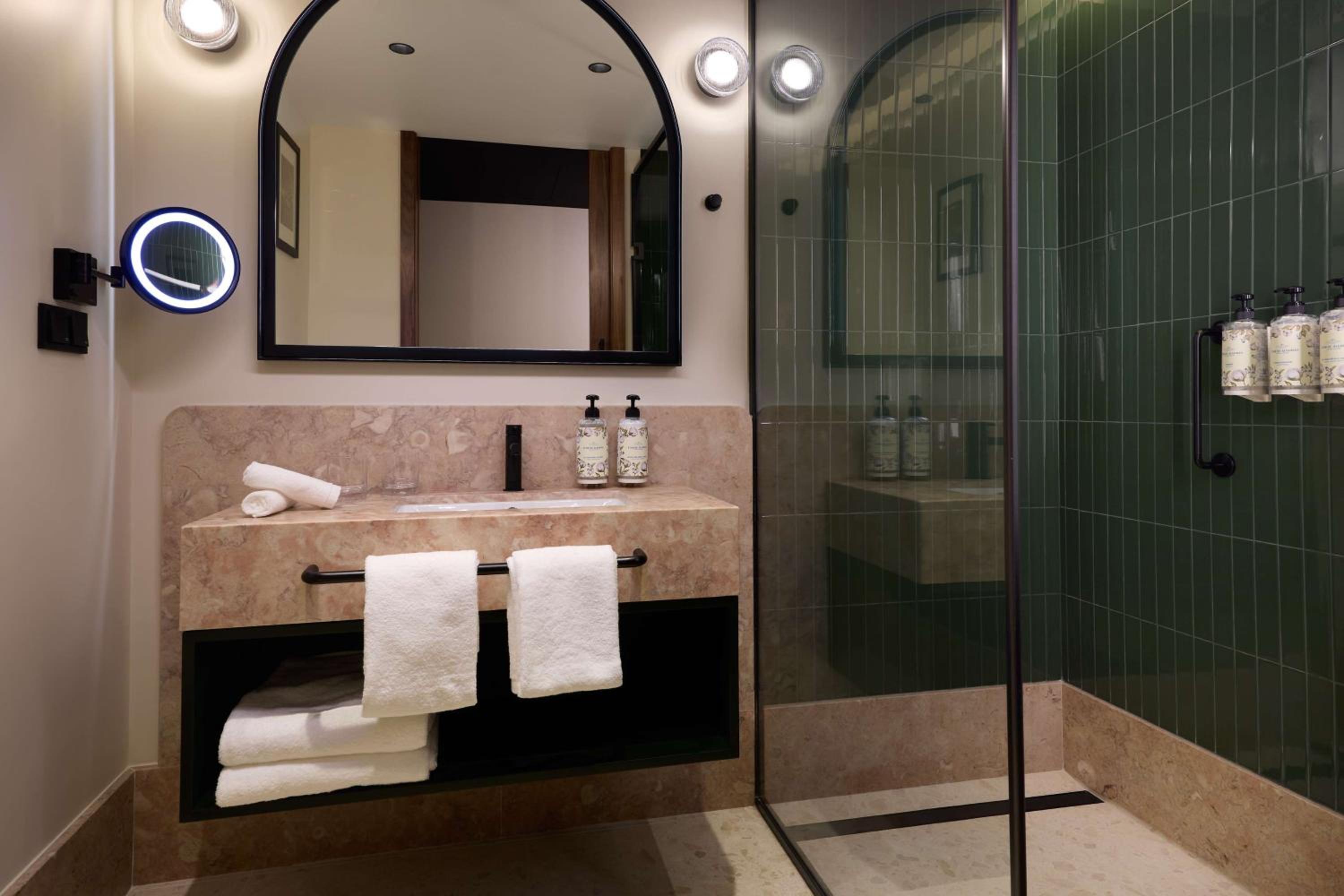 Superior King Room - Photo 3