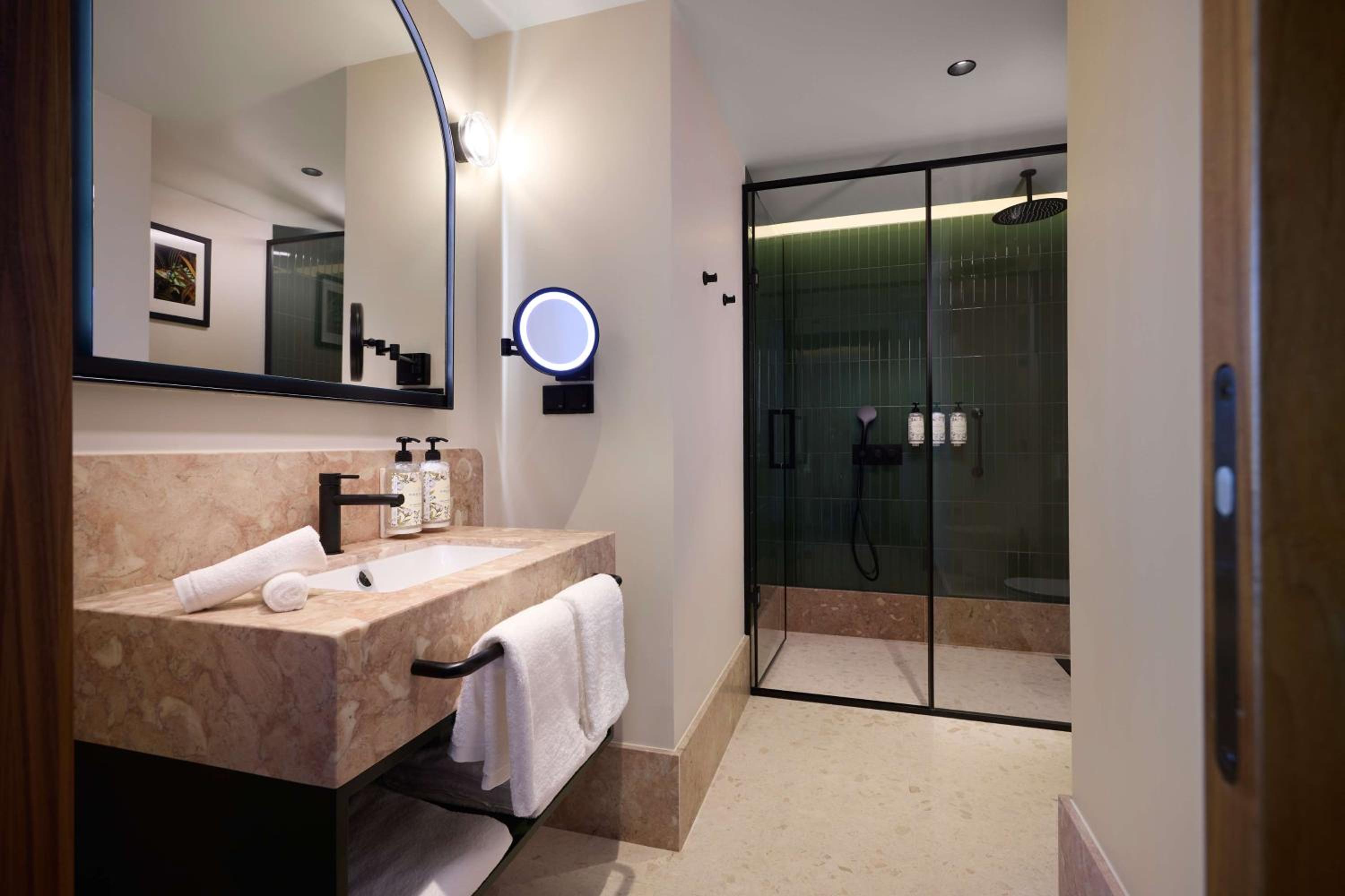 Corner King Room - Duo View - Photo 4