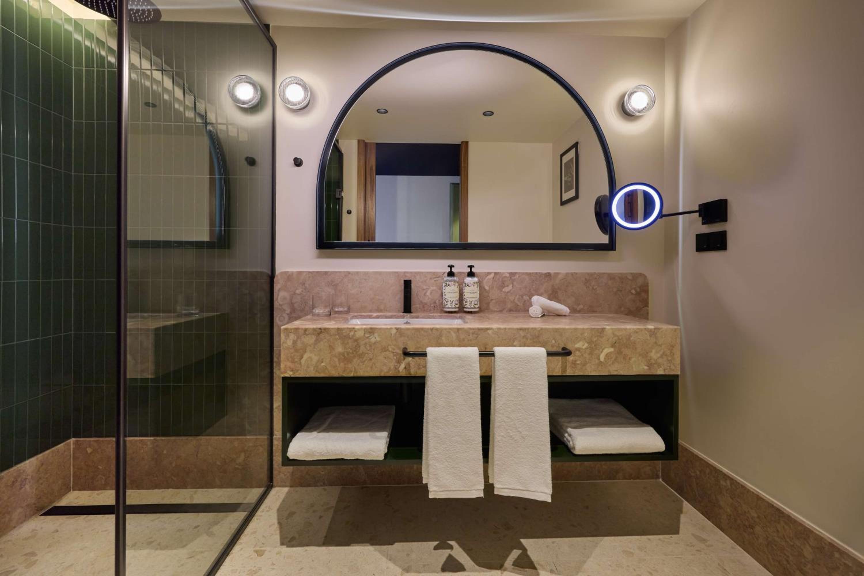 Premium Superior King Room - Photo 4