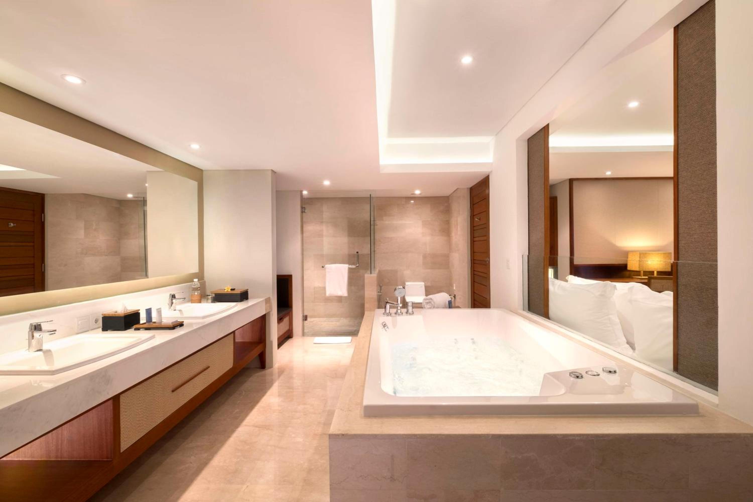 Deluxe Suite with Spa Bath and Daily Beers photo 2