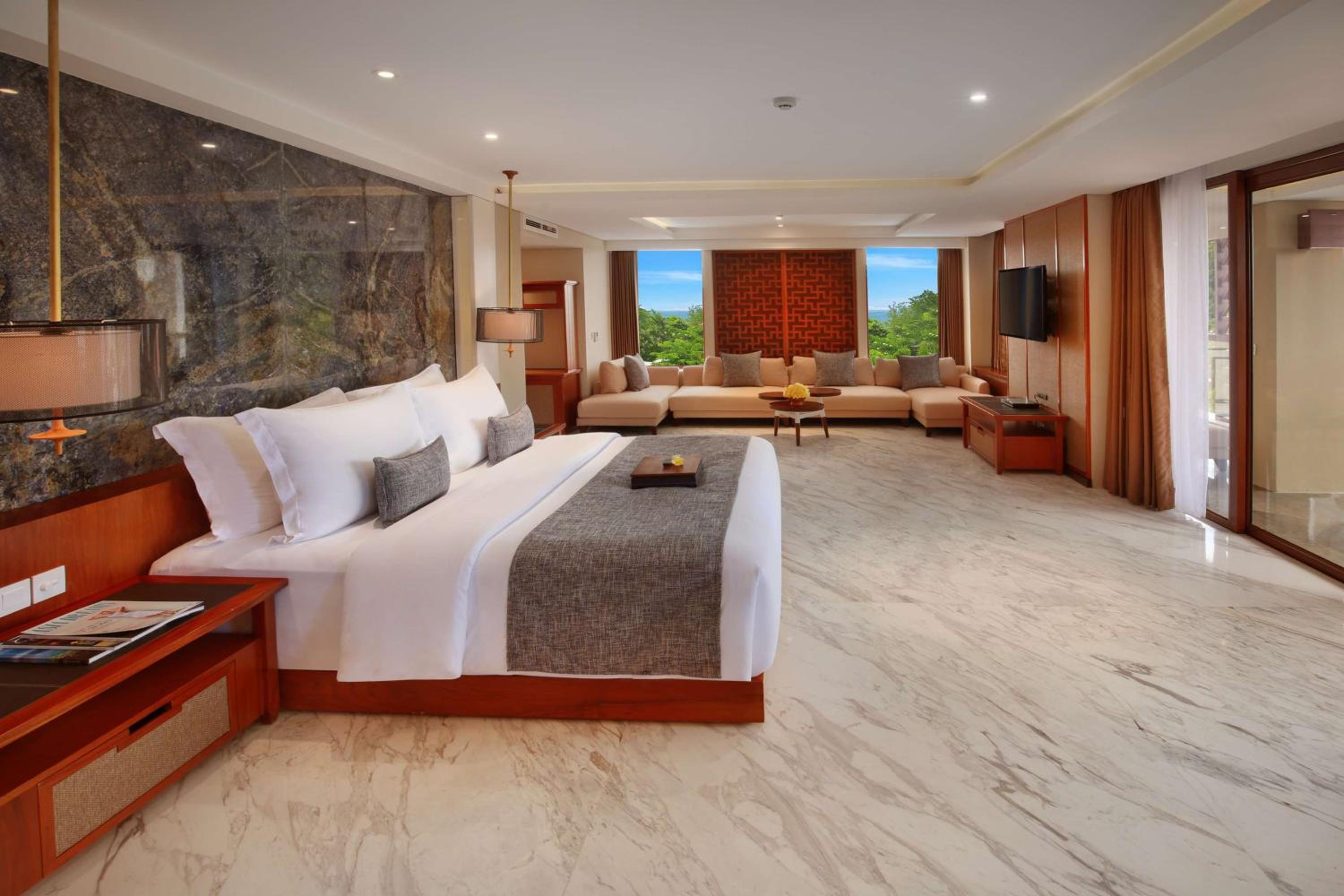Grand Suite With Spa Bath And Airport Transfer (Drop-Off)