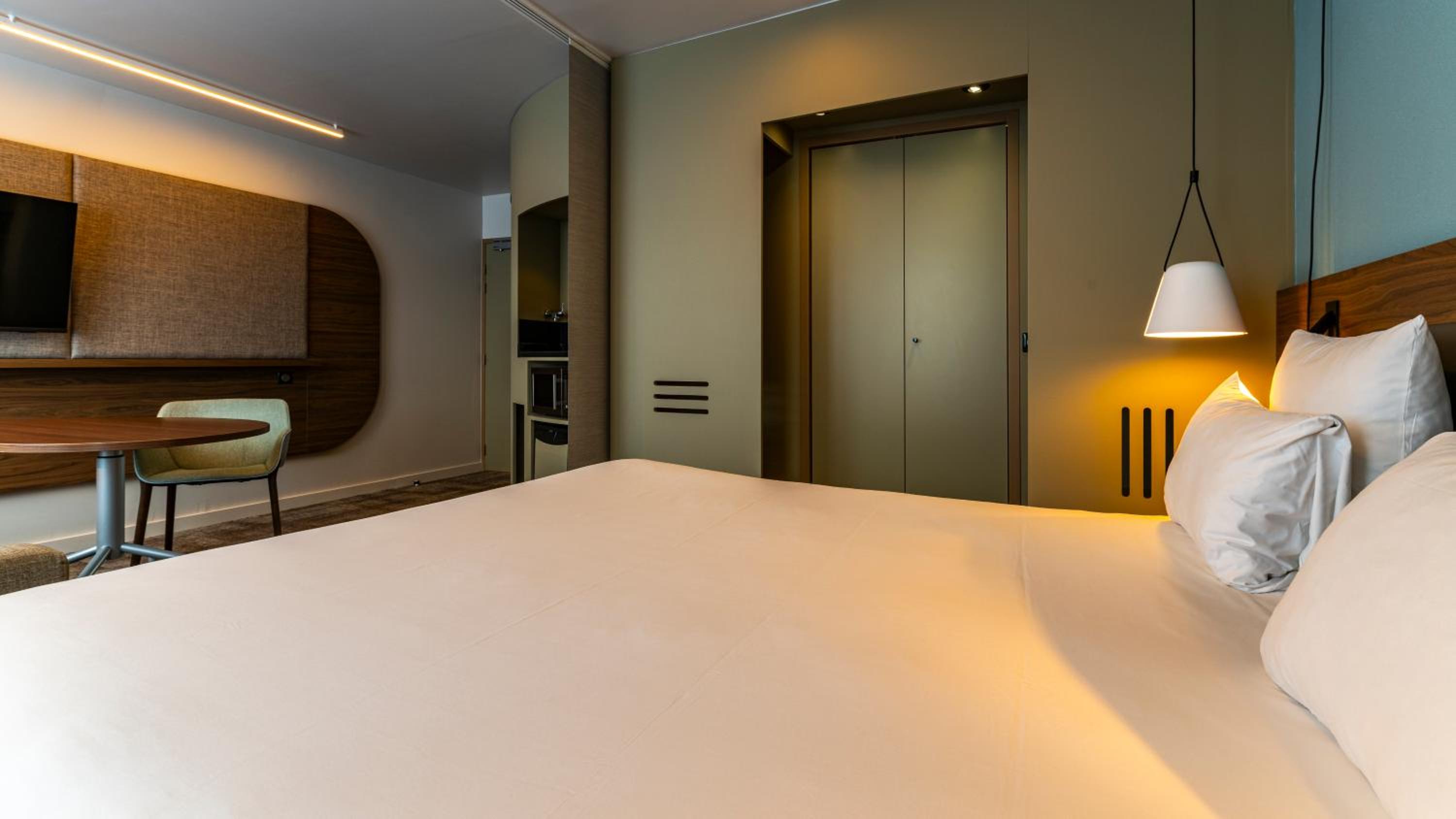 Queen Suite with Sofa Bed - Photo 5
