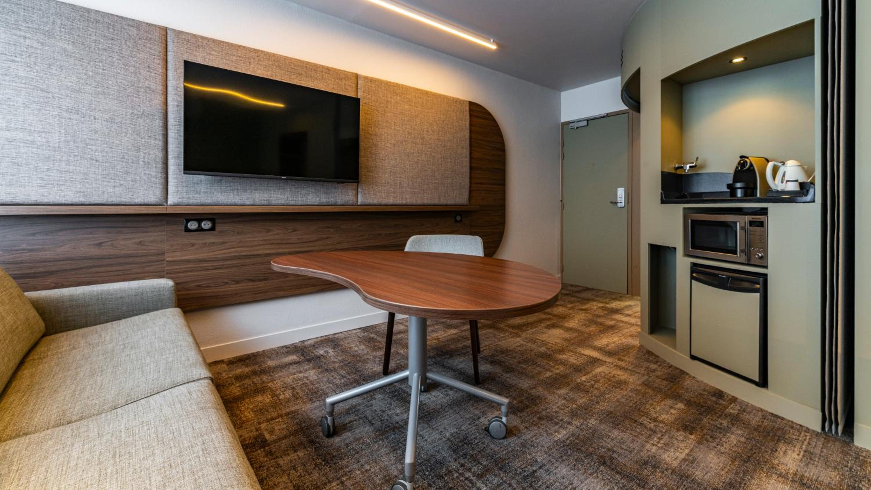 Queen Suite with Sofa Bed - Photo 4