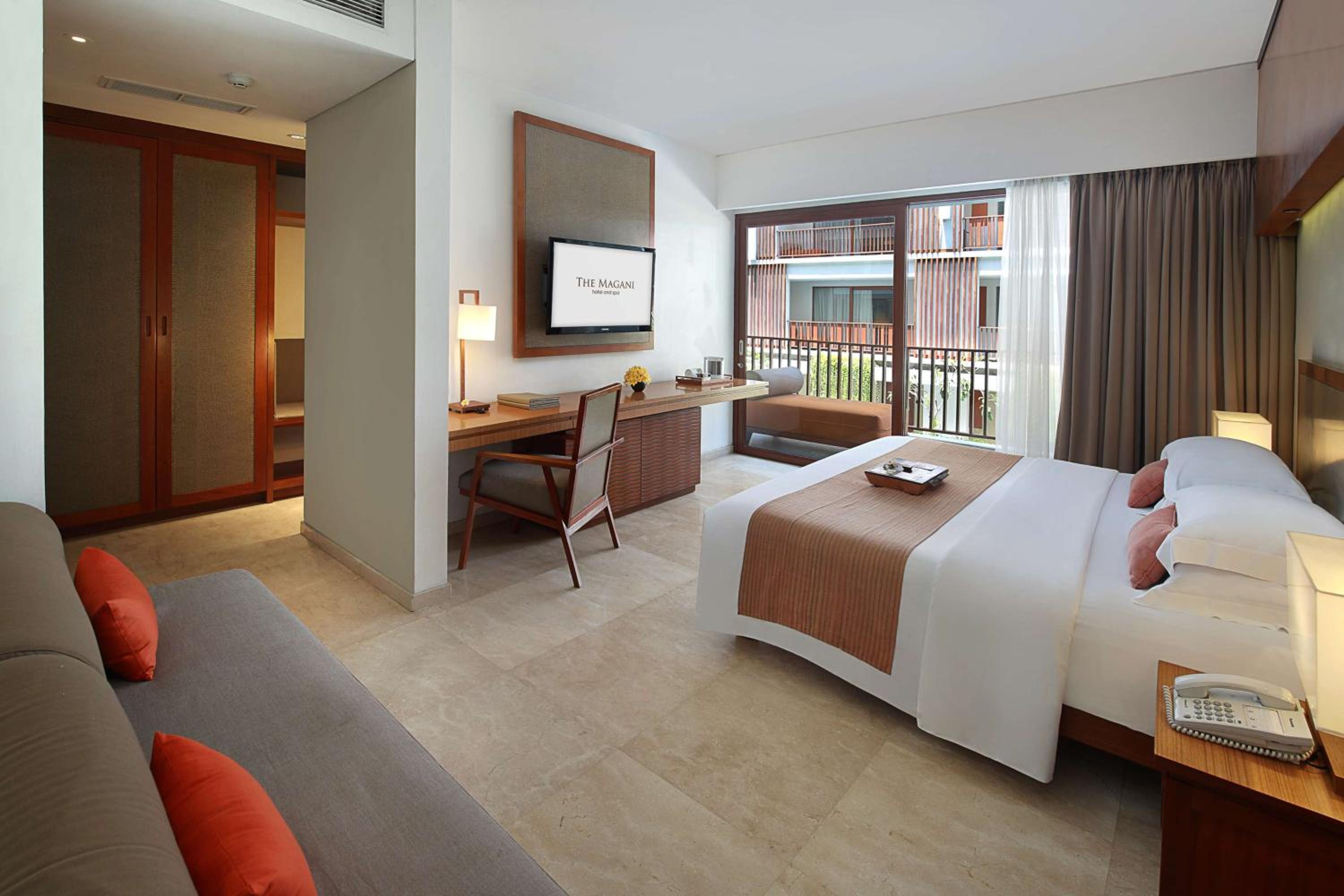 Deluxe Room Pool View Double Bed With Airport Transfer (Drop-Off)